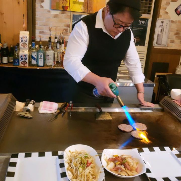 어제 저녁 바리스타봉사단 모임❤️
검색하다 찾은 철판구이 맛집
와우👍  금촌에 이런 곳이 있었다니
널리널리 홍보해주고 싶은곳 하루👍👍👍

매장도 넓고 사장님이 철판에서 직접 구워주시는 고기, 해물들👍
불쇼도 직접 보고 
구워서 바로바로 개인접시에 담아주시니 더 맛있었어요🎶

안주도 다양하고
맛도 좋고
야채도 신선하고
단체회식이나 모임때 가면 좋을것같아요 ❤️

친한 지인들과 또 가고싶은 장소로 강추💖💖💖

요즘 저녁마다 약속이 있어서 몸무게가😢
오늘은 운동 빡세게하고
낼 또 먹으려고요😘

하루📌
경기 파주시 마무리길 101 2층
금촌역에서 364미터 

#금촌술집
#파주이자카야
#파주술집 #하루요리주점 #철판불쇼 #철판요리전문점 #철판구이 #철판요리맛집 #요리주점 #오마카세맛집 #회식장소강추 #다찌테이블