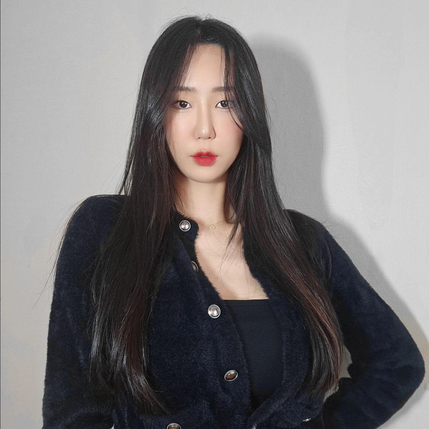 무거운 느낌으로 컷트 원했는데 마음에 쏙들어요
헤어다이아 서현역점에서 
윤관 실장님께 머리하고 왔어요
[슬릭레이어 사이드뱅 아윤채케어]
.
 hairdia hairdia_seohyeon hair_kwany
.
.
#헤어다이아 #hairdia #서현역미용실
#서현미용실 #분당미용실 #슬릿컷 
#슬릭레이어드컷 #여자머리스타일 #협찬