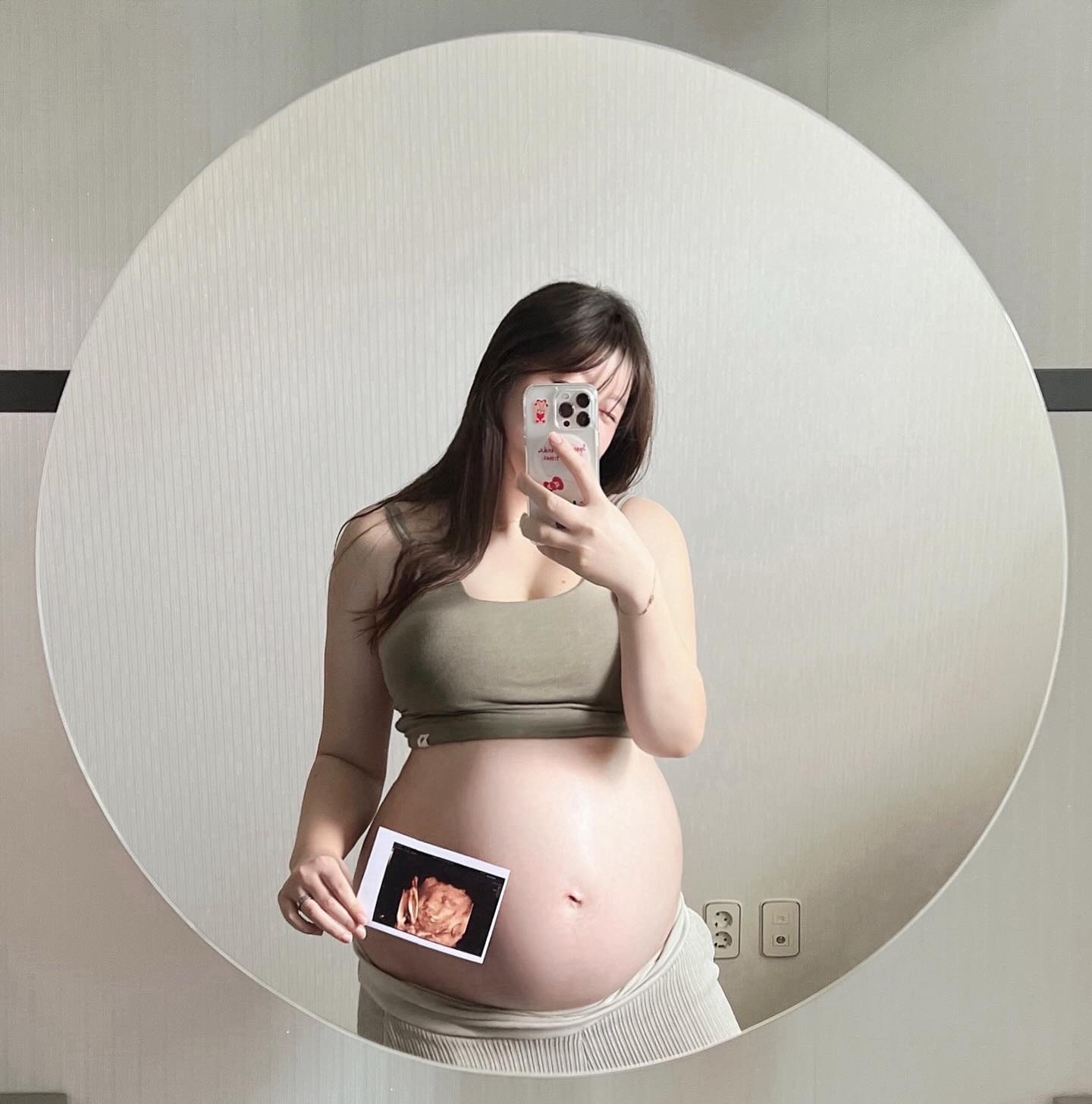 내일이면 33w 입성 🤍👼🏻🤍
배가 어디까지 커지는고에요 ↗️❔
검진때마다 튼살이 하나도 없다고 다들 신기해하셔서 
그걸로도 위안삼는 임산부
막달까지 잘 부탁해 나의 배야 ✨
