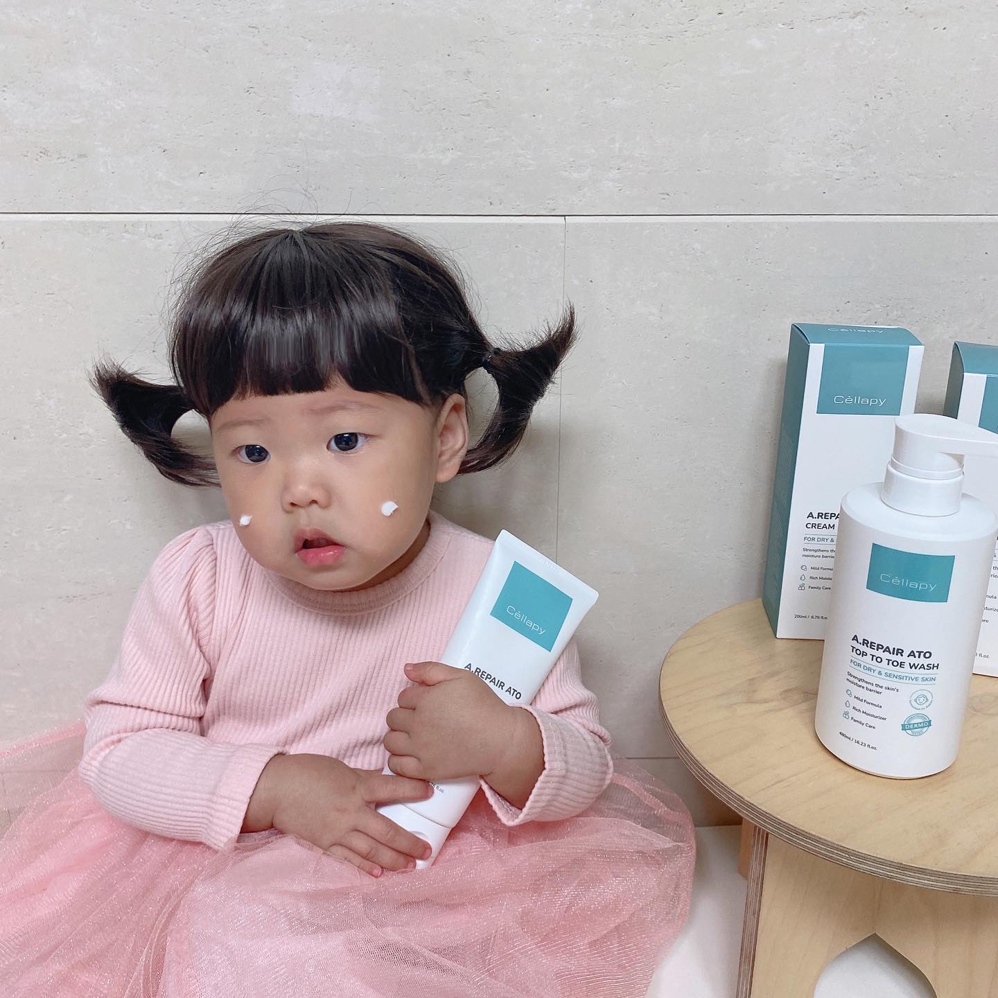 #협찬 #셀라피 
ㅤㅤㅤ ㅤㅤ 
신생아부터 어른까지 온가족이 사용 가능한 
셀라피 에이리페어 아토크림 & 아토 탑투토워시 🧴
ㅤㅤㅤ ㅤㅤ 
셀라피 아토크림은 오일성분이 함유되어 있어서
빠르게 흡수되고, 보습력이 어마어마해요 !
ㅤㅤㅤ ㅤㅤ 
건조한 라온이 피부에 셀라피 아토크림 하나만 발라줬는데
오래오래 촉촉하더라구요 ☺️
ㅤㅤㅤ ㅤㅤ 
셀라피 아토 탑투토워시는 안자극대체테스트를 완료해서
눈에 들어가도 따갑지 않고 자극이 없어서 
안심하고 아이에게 사용할 수 있어요 :)
ㅤㅤㅤ ㅤㅤ 
소중한 우리아이 피부는 
셀라피 에이리페어 아토크림 & 아토 탑투토워시로 지켜주세요 💗
ㅤㅤㅤ ㅤㅤ 
ㅤㅤㅤ ㅤㅤ 
셀라피 공식몰에서 첫 구매 시
🏷️ 아토 탑투토워시 2,000원에 구매 가능하다고 하니 다들 구매하러 가세용 👍🏻
ㅤㅤㅤ ㅤㅤ 
ㅤㅤㅤ ㅤㅤ 
ㅤㅤㅤ ㅤㅤ 

cellapy.official 

ㅤㅤㅤ ㅤㅤ 

ㅤㅤㅤ ㅤㅤㅤ ㅤㅤ ㅤㅤ 

ㅤㅤㅤ ㅤㅤ 
ㅤㅤㅤ ㅤㅤ 
ㅤㅤㅤ ㅤㅤ 

ㅤㅤㅤ ㅤㅤ 
ㅤㅤㅤ ㅤㅤ 
ㅤㅤㅤ ㅤㅤ 
ㅤㅤㅤ ㅤㅤ 
ㅤㅤㅤ ㅤㅤ 

ㅤㅤㅤ ㅤㅤ 
ㅤㅤㅤ ㅤㅤ 

ㅤㅤㅤ ㅤㅤ 

ㅤㅤㅤ ㅤㅤ 

ㅤㅤㅤ ㅤㅤ 

ㅤㅤㅤ ㅤㅤ 
ㅤㅤㅤ ㅤㅤ 
ㅤㅤㅤ ㅤㅤ 

ㅤㅤㅤ ㅤㅤ ㅤㅤㅤ ㅤㅤ 

#영유아처방 #아기보습크림 #아기바디워시 #탑투토워시 #신생아목욕 #태열크림 #육아맘 #도치맘 #침독크림 #육아스타그램 #좋반 #가려움완화 #소통 #온가족크림 #선팔하면맞팔 #육아소통 #눈시림없는 #baby #육아일상 #온가족바디워시 #f4f #육아맞팔 #베이비샴푸 #일상 #아기스타그램 #신생아샴푸 #블랙프라이데이