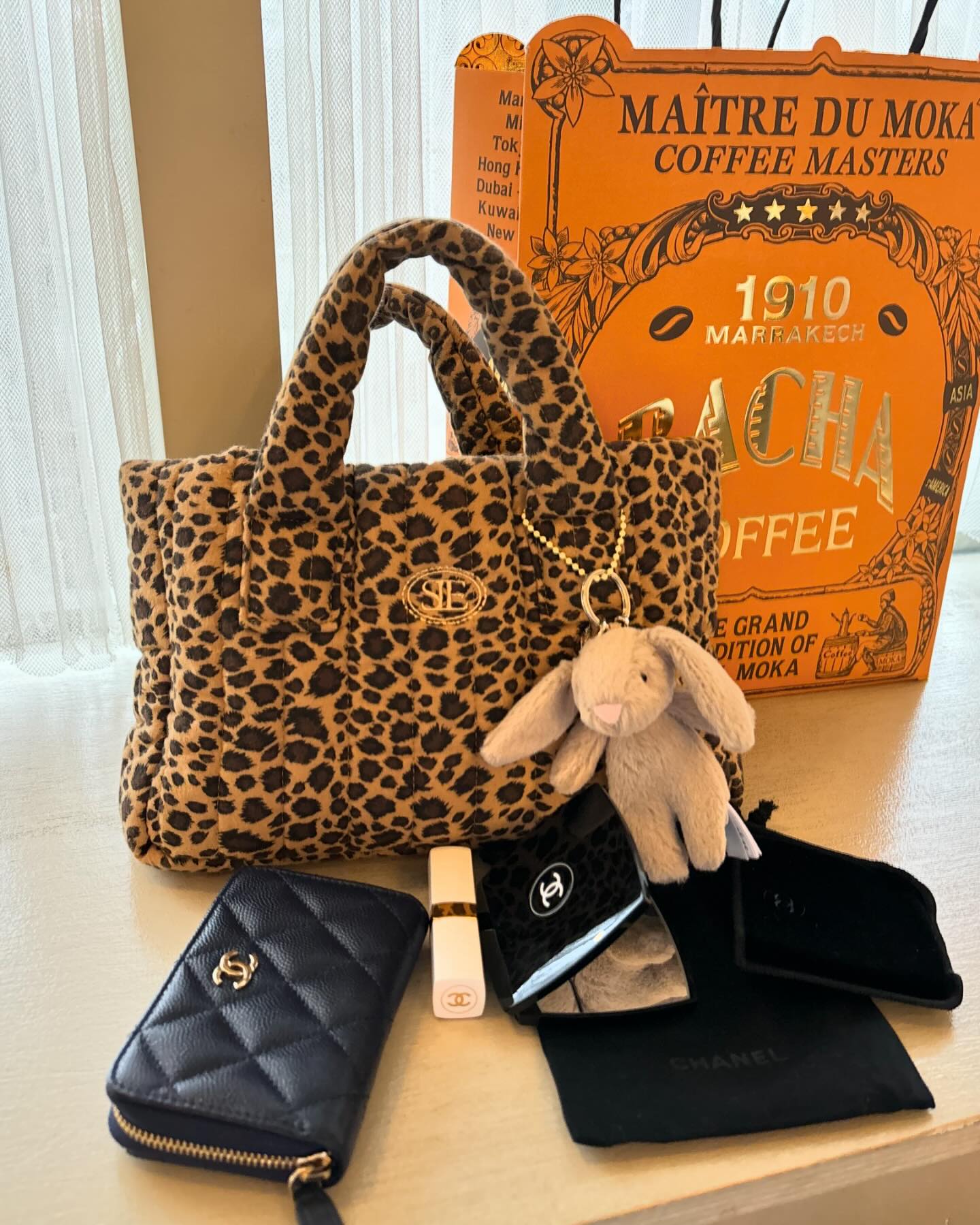 What‘s in my bag 🫧
애정하는 샤넬 지퍼돌이와 루쥬 코코밤 918

거울도 샤넬로 샤샤샤🖤✨
확대경 양면 거울로 화장할 때 아주 유용!

시엔느 패딩백에 젤리캣 키링 달아주니 
귀엽고 포근한 분위기 낭낭 🐾