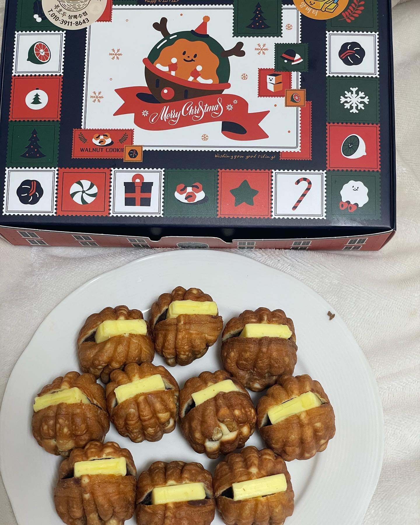 요즘 핫하다는 앙버터 호두과자! <복호두 상록수역점>

🌻호두과자의 변신은 어디까지인가💖
호두과자는 원래 팥이 원조이지만, 부드러운 앙버터호두과자도 존맛탱...💓 
호두의 고소함과 살살녹는 버터와 부드러운 팥앙금을 넣어 부드럽고 매우 잘 어울려요. 

🌻냉동실에 살짝 넣어놨다가 조금 차갑게 먹으면 더 맛있어요!
세개만 먹어야지 했는데... 한박스 벌써 순삭이에요..🤣
부드럽고 달콤한 앙버터호두과자와 아메리카노 한잔도 꽤나 잘 어울려용~~ 

🌻어른간식, 아이들 간식으로 먹기에도 좋아요.
행사나 이벤트, 조문이나 답례품으로도 딱! 제격이에요.
 부드러움+고소함+달달함 미친조합...💖
한번 먹고 나면 계속 찾게 될 맛!!

🔆복호두 상록수역점
경기 안산시 상록구 용신로 393 1층 110호

#복호두상록수역점#상록수역호두과자#상록수역간식#상록수역디저트#상록수역카페#상록수역맛집
#맞팔 #맞팔해요 #맞팔환영 #먹팔맞팔 #먹팔환영 #먹팔 #먹스타그램맞팔 #먹팔해요 #먹스타맞팔 #먹스타그램 #f4f #follow4follow #맞좋아요 #맞좋 #맞댓 #맞댓글
