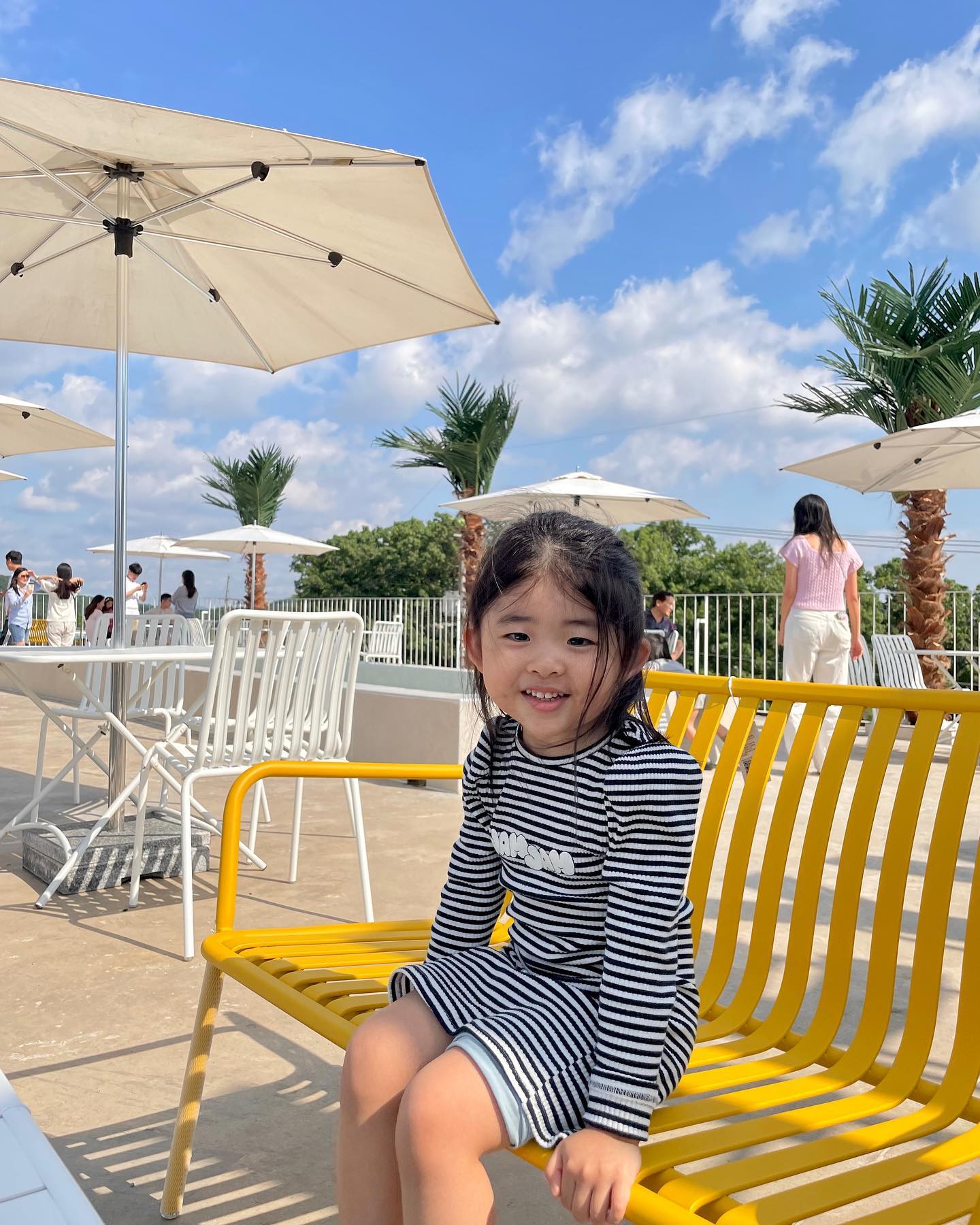 재이의 4번째 여름💚

유명해지기전에 가볼까 하고 호다닥 갔다온 홀리쉽🛥️

수산공원이랑 가까움! 대명항 근처!
생각보다 별로 안큼!
재이가 케이크 먹고 싶다고 했는데 케이크 없음😇
그냥 그럭저럭이었는데
사진은ㅋㅋㅋㅋ잘나오는듯😊

#김포카페 #홀리쉽