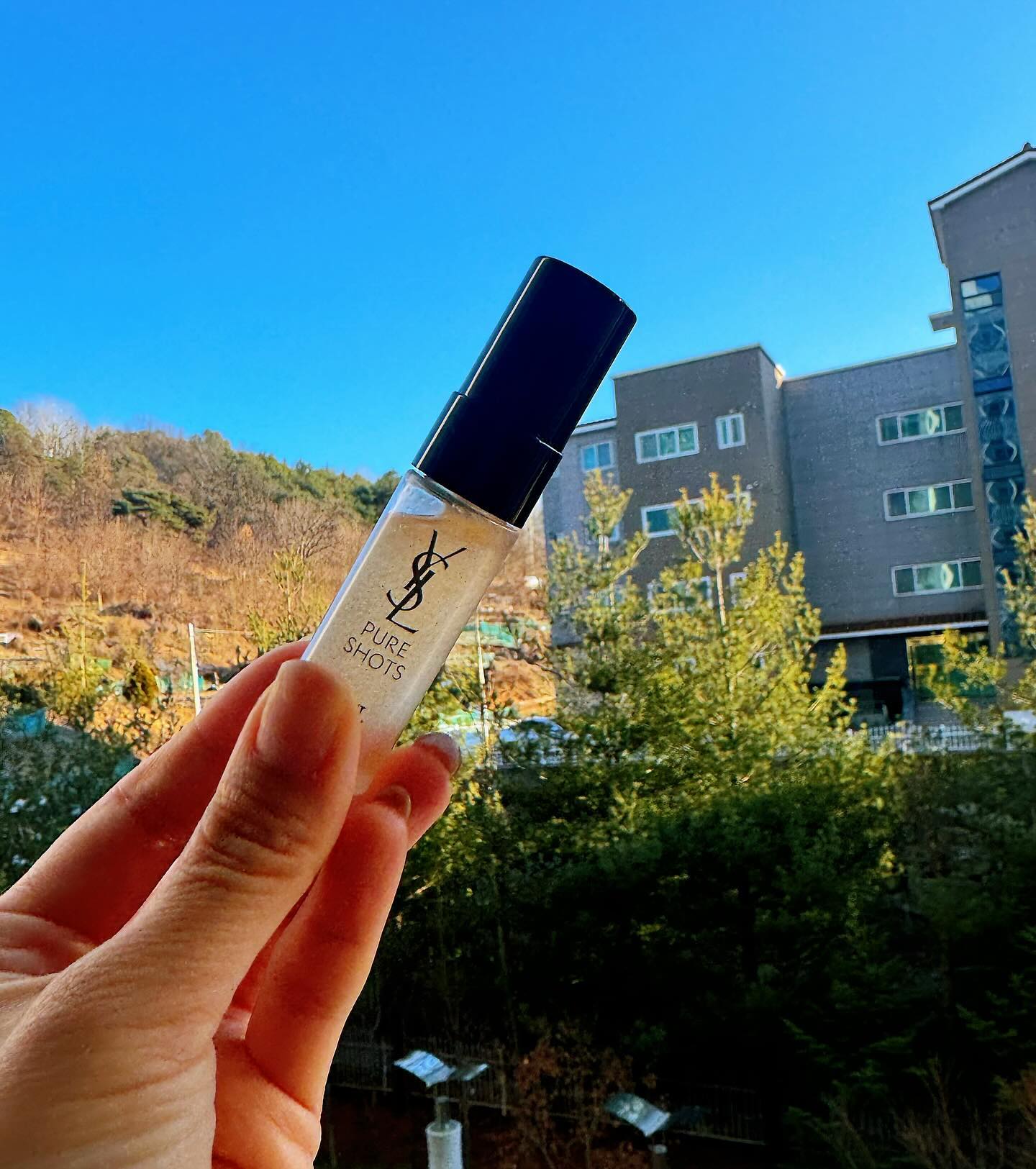 #제품협찬 #입생로랑뷰티 

입생로랑 더블샷세럼은 큰 용량으로 내돈내산으로 구입해서 한통 비운적있었던 하루종일 촉촉하게 꿀광피부표현가능했던 세럼이예요✨
새롭게 업그레이드된 각질 케어 층과 영양 공급 층으로 이루어진 더블샷 레이어로 각질 정돈과 피부결 광채 및 장벽강화에 도움을 주어 피부가 탄탄해짐이 확실히느껴져요👍🏻

#나이트리부트세럼 #더블샷세럼 #입생로랑퓨어샷 #입생로랑세럼 #퓨어샷 #인생세럼 #안티에이징세럼 #NEW더블샷세럼  #일상
