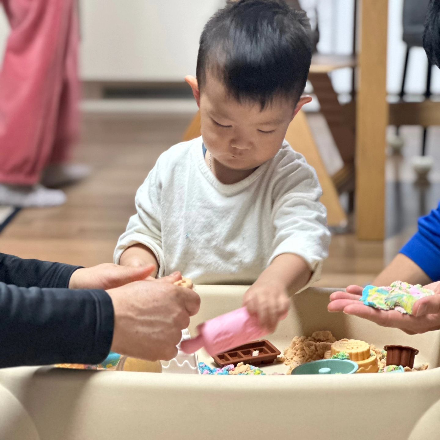 🌲
얼마전까지만 해도 산타할아버지가 구급차를 준다고 했는데
모래놀이 한 번 맛 보더니 노래를 불러서
그건 이모산타가 대신 주기ㅋㅋㅋ
장난감 가지고 이렇게 집중해서 노는거 처음 봤다ㅋㅋㅋ
(근데 시우 할비 아빠 이모부 남자들 다 모여서 신나게 놀았음..)

구급차는 아빠산타선물