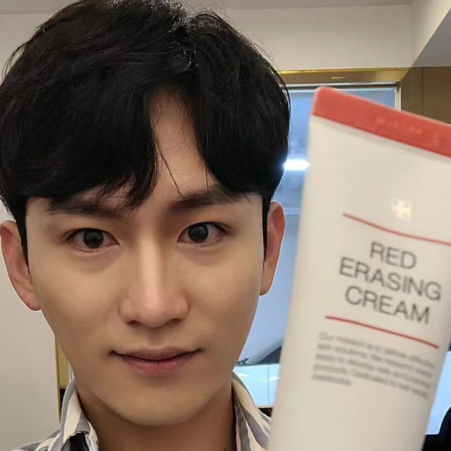 이승준 Lee Seung Jun on Instagram: "#협찬 #광고 ⭐️메디큐브 레드이레이징크림⭐️ 이미 제가 쓰고 있던 제품인데 전작 보다 훨씬 발림성이 좋고 색소 침착&흔적운 없애는데 더 업그레이가 되었