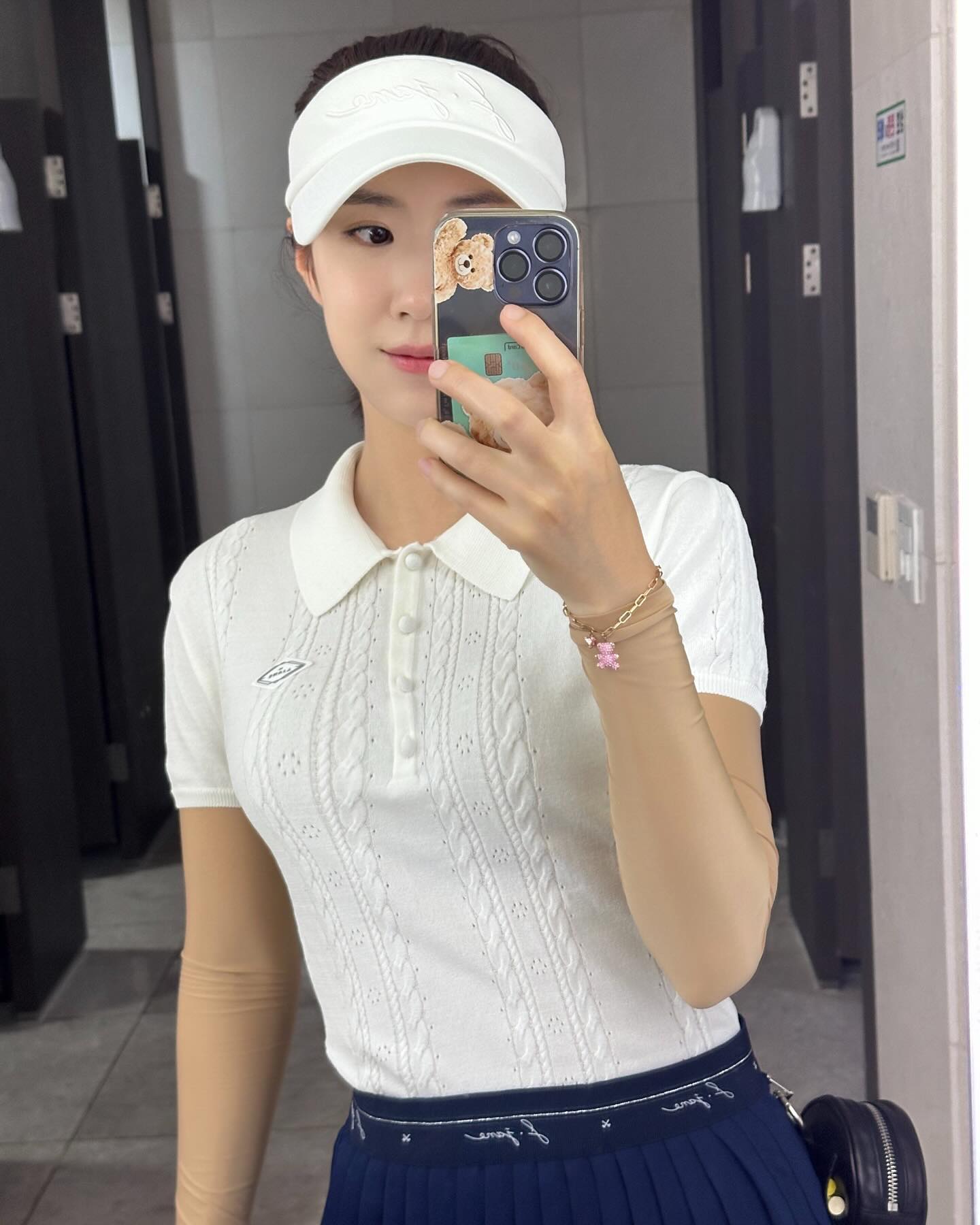 올해 첫라운딩은 가족들과
날이 너무 더워 걱정했는데
니트처럼보이는 착장티셔츠는
아주아주 시원한 원단의 셔츠라
걱정없이 라운딩했어요 💙
또가고싶다

#제이제인 #골프웨어 #여자골퍼 #golf