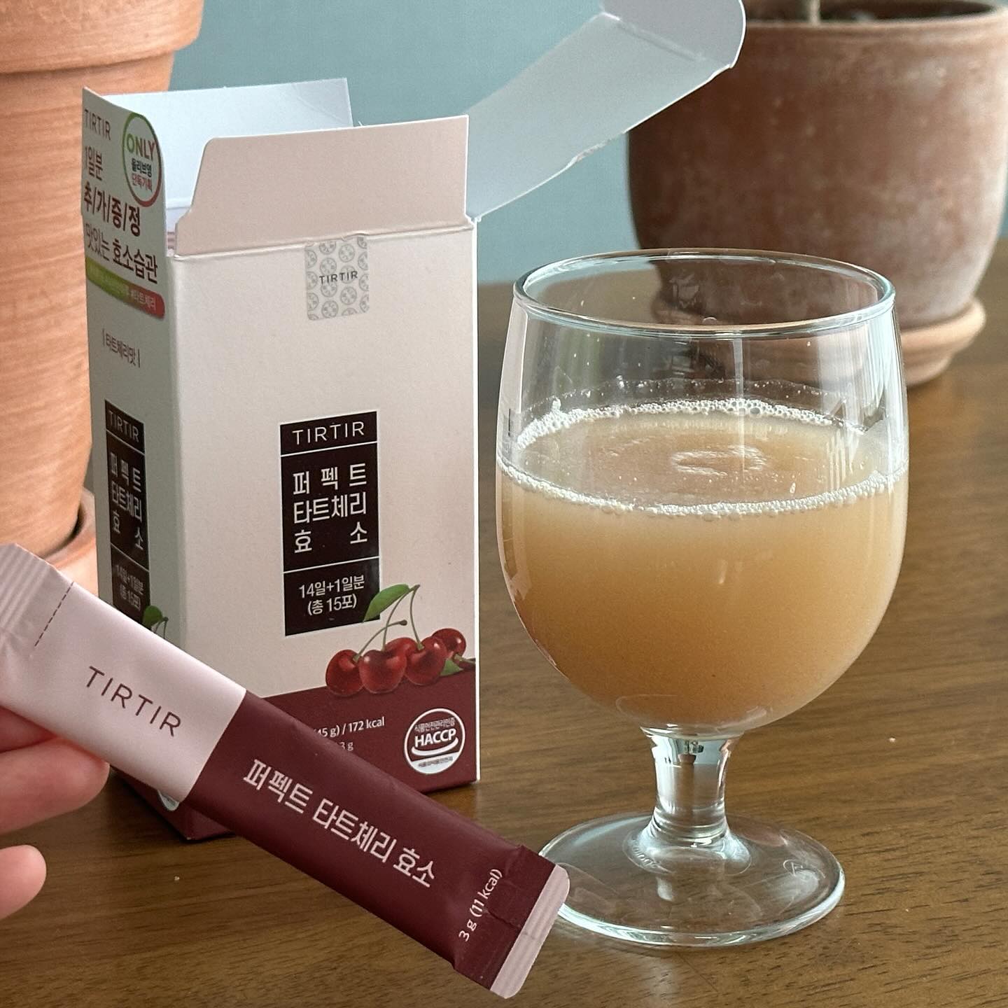 #광고
-
누적판매 1,214만포를 돌파한
올영 필수 #쟁여템 

맛있게 먹고 편하게 소화하는
#맛있는효소 #티르티르 #효소
소개합니다❤
-
먹어본 효소 중에 
가장 꿉꿉함이 적고
타트체리 맛으로 상콤하게
섭취할 수 있어서 요즘 잘 챙겨먹고 있어용.

연말에 식사 모임도 많은데
더부룩함 없이 편안하게 소화 도와주니
꼭꼭 챙겨다니고 있답니다!
-
특허받은 프리미엄 곡물발효효소 함유에
합성감미료, 착색료, CMC칼슘 HPMC,
이산화규소 등이 첨가되지 않아
더욱 마음 편하게 섭취하고 있어요!

50만 유닛의 확실한 역가수치로
더부룩함 없이 맛있게 즐기는 효소!
-
2주분에 +1개를 추가 증정하는
올영 단독 기획 세트로 득템했답니다!
-
모듀 시작될 연말모임에
맛있는 효소 미리미리 준비해 보시기 바랄게요!!
.
.
.
.
.
.
tirtir_innerbeauty #티르티르 #티르티르이너뷰티 #이너뷰티 #올리브영 #올영세일 #퍼펙트효소 #효소 #올영세일추천템