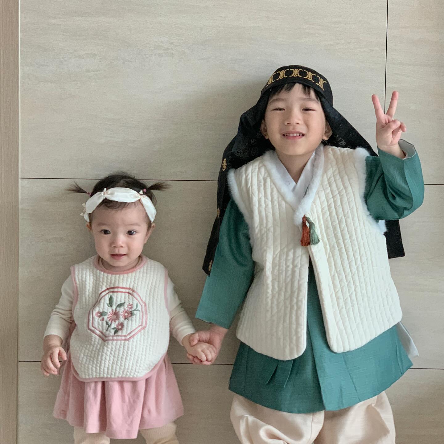 #호율남매 구토장염 이제 안녕! 우린 다신 만나지 말자
살아난 호율이들과 사랑하는 가족들이 모여서 보낸 설연휴💫
우래기들은 그냥 사랑 그 자체구먼❤️‍🔥 근데 너네 세배 이거 맞아?🤧

#호야246주 #율48주 #광밍호율