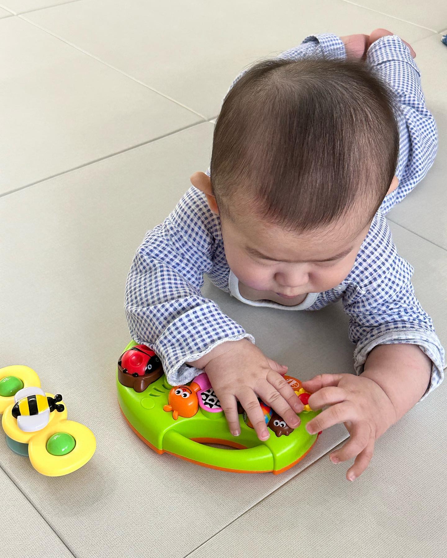 👶🏻 인생197일

손가락을 쓰려고 해요! 장난감도 섬세하게(?) 만지고 책을 폈다접었다 물었다 던졌다 탐구도 해요. 한껏 살올라서 빵떡같은 수호랍니다◡̈ ༘ *

집에만 있기 갑갑해서 바람쐬러 근처 카페다녀왔어요. 졸리다규 찡얼거려서 재워주니까 또 잘자네요ㅋㅋㅋ 커피수혈하고 집에 와서 위고 태워줬더니 생각보다 잘타는거예요🥹 슬슬 다리 힘기르는중
.
.
.

#변다부부 #신혼부부 #럽스타그램 #육아스타그램#일상 #데일리 #아기일상 #육아소통 #육아맘 #육아 #범띠맘 #흑호랑이띠 #출산 #임신 #다이룬커피