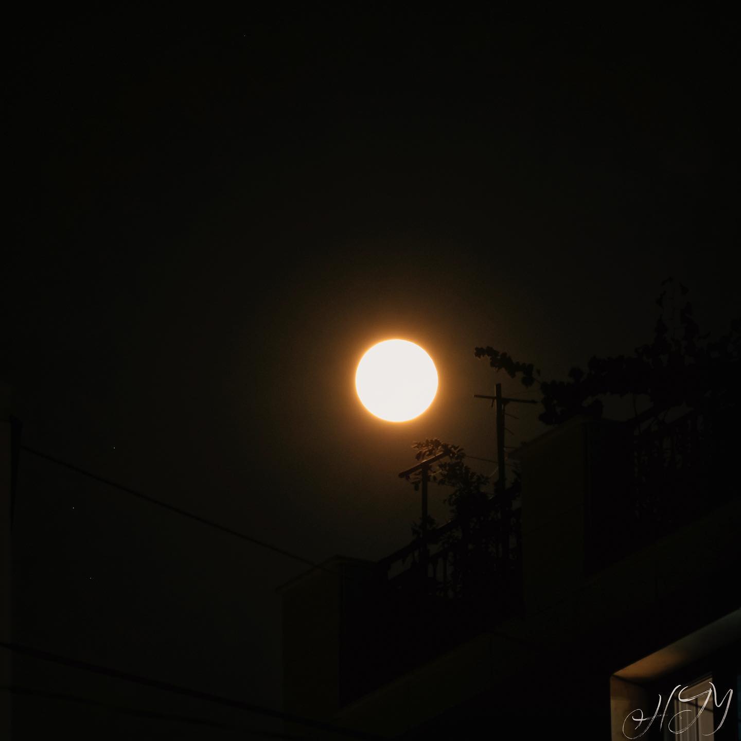 오늘 하루도 정말 고생 많으셨습니다:) 🫂
2023. 08. 31. blue moon 🌕✨

#블루문 #슈퍼문 #보름달 #supermoon #fullmoon 
#사진계정 #사진취미 #nikonzfc #photogram