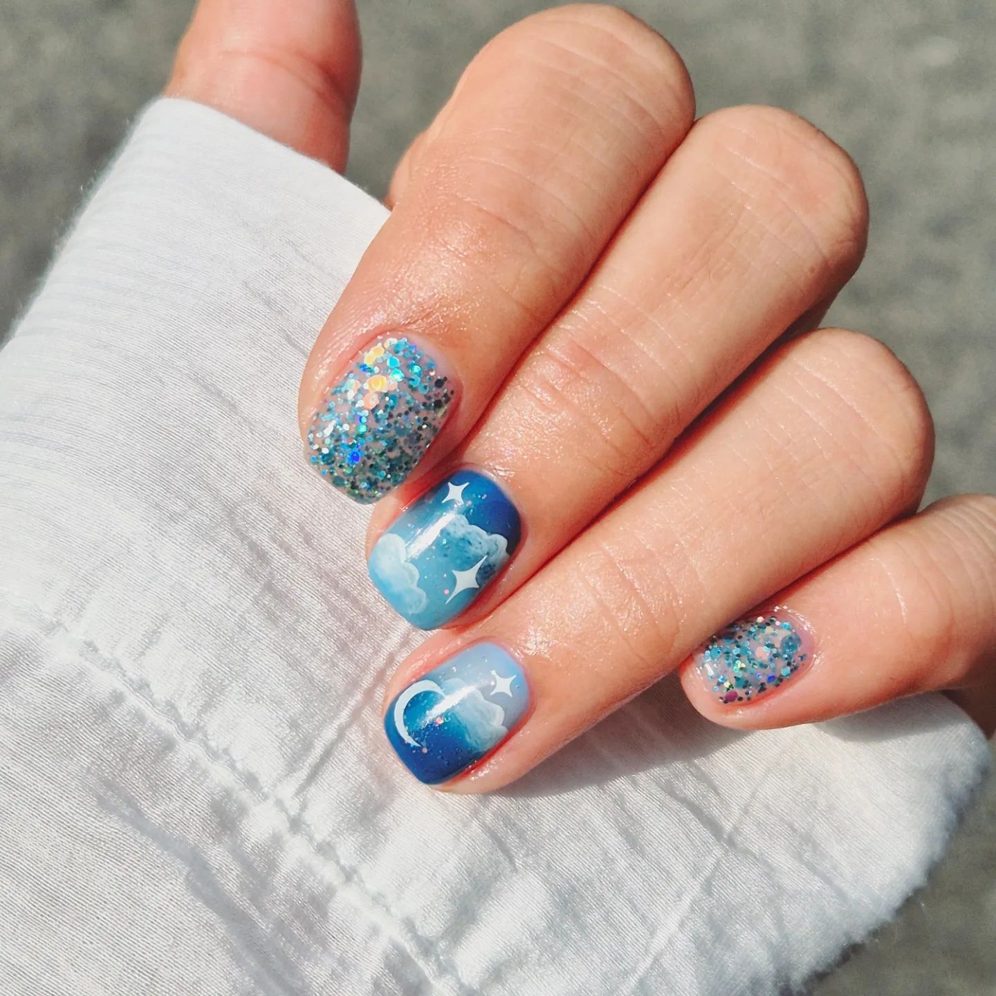 💙✨️✈️☁️🌙
파란 하늘 위 몽글몽글한 구름네일
내가 좋아하는 것들로 한 겹 한 겹 섬세하게
아트를 입혀주셨는데 퀄 장난아님!!!
역시 아트장인 nail_filia
#울산네일 #울산네일아트잘하는곳 #울산태화동네일 #울산유지력좋은네일샵