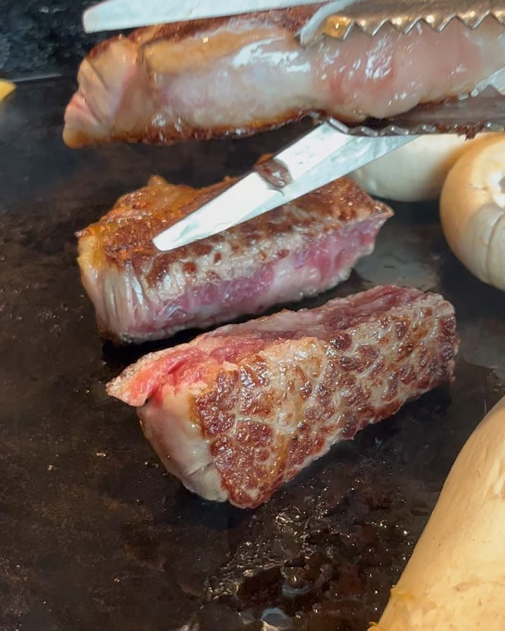 #협찬 #다하누송도점

버릴 부위가 하나도 없는,
빠짐없이 다 맛있는 한우 티본스테이크 #다하누송도점 에서 먹어봤어요〰️🥩
정말 신선한 한우 티본 부위를 가장 맛있게 먹을 수 있게끔 
직원분께서 직접 구워주셔서 더욱 만족스러웠어요!
역시 한우,,🥩 씹을 때마다 육즙이 팡팡 터지고 부드럽네요ㅜㅜ 맛은 또 어찌나 고소한지,, 두명이서 이 티본 하나도 충분할정도로 생각보다 저렴한 가격에 양도 많아서 만족스러웠어요! 🥹

또 다하누에서 처음 맛 본 된장죽! 처음이라 낯설었는데
보기보다 짜지않고 구수하고 얼큰하더라고요! 속이 뜨끈하게 데워지니 정말 좋았어요😊

맛도, 서비스도 가격도 만족스러운 한우 맛집 #다하누송도점
홀이 넓어서 가족 모임, 단체 회식하기에도 좋은 곳이에요

#다하누인천송도점 #다하누 #송도유원지맛집 #송도유원지 #동춘동맛집 #송도소고기맛집 #연수구맛집 #인천연수구맛집 #인천송도맛집 #송도소고기 #동춘동소고기 #연수구소고기 #송도맛집 #인천맛집 #인천소고기 #송도유원지소고기 #연수구소고기맛집 #인천소고기맛집 #인천송도소고기 #인천송도유원지맛집