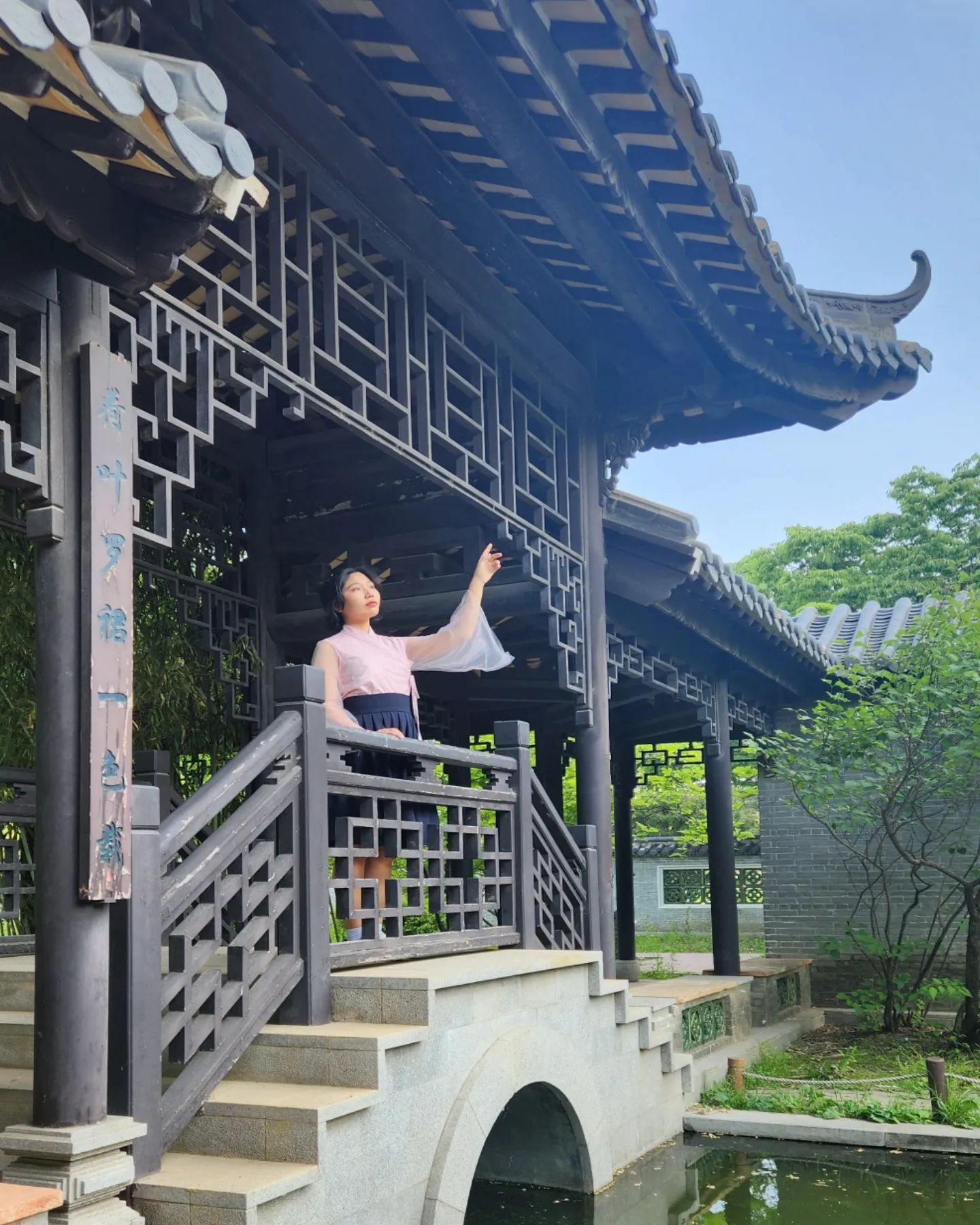 내가 만든 #생활한복 셀프로 컨셉 촬영하기📸 
.
혼자서 타이머 설정해서 촬영하기 힘들었다ㅜㅜㅜ
심지어 그날은 바람도 많이 불어서 핸드폰 넘어갈까봐 조금 마음 졸였어

그래도 이렇게 보니까 나름 괜찮을지도...?

뭐가 좋을지 몰라서 다 넣었어!!😁
.
.
#월화원 #컨셉촬영 #셀피 #한복 #셀프촬영