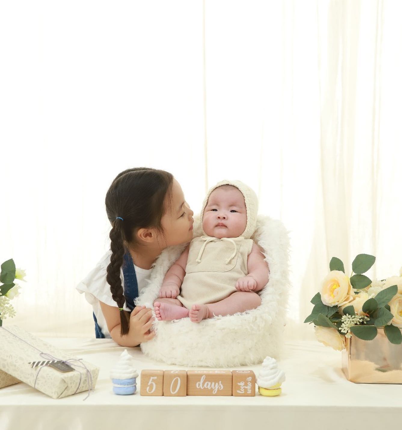 우리집 현재? 회장님 50일촬영
잘먹고 잘싸고 잘놀고 잘자고
알아서 커주는 👶🏻이째…🩵🩷🩵🩷
언능커서 언니랑 놀자..😅

#50일촬영 #주니어촬영 #가족사진 #50일 #임신 #둘째 #딸둘맘 #가족스타그램 #딸스타그램 #첫째 #사랑둥이 #애교만땅 #family #임산부 #5살어린이 #키즈카페 #키즈 #어린이 #직접고른드레스 #구두신고 #촬영 #가족촬영 #woman #천사 #없으면보고싶고 #여성의류 #피팅모델 #주니어모델 #키즈모델 seong__jun_kk so.you__p