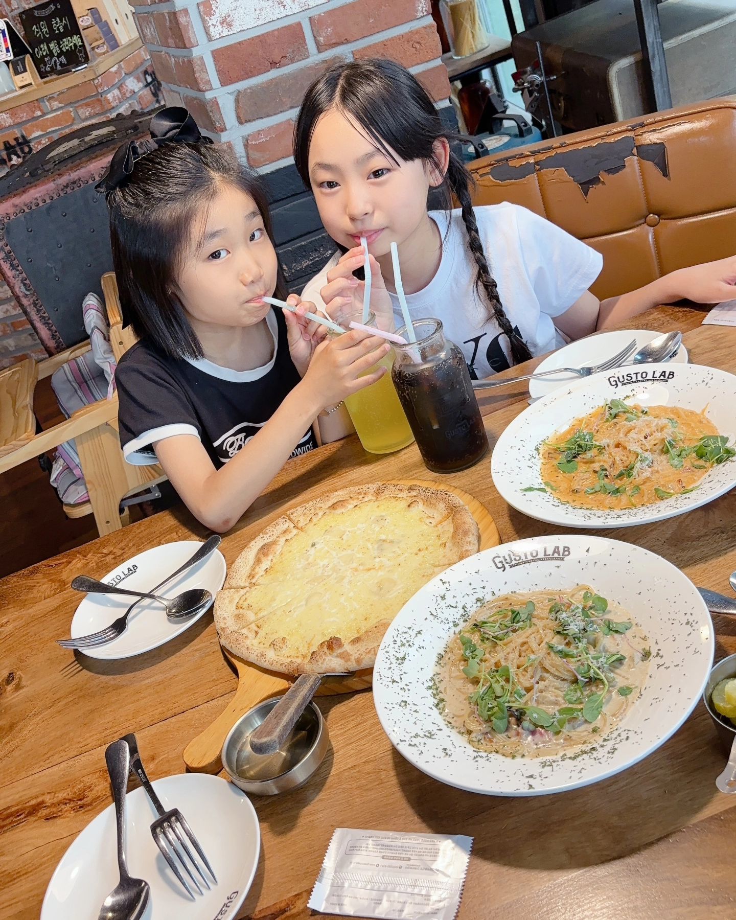 #협찬 #리뷰노트

어제 공연 끝나고 나린이네랑 저녁먹으러^^
지수 픽은 베이컨 로제 파스타~~
베이컨과 크림, 토마토의 조화로운 맛이 일품👍🏼👍🏼
지수가 혼자 다먹은건 안비밀🤣
베이컨 크림 파스타는 부드럽고 고소했어요🥰
고르곤졸라피자 고르곤치즈와 달콤한 꿀 찍어먹으니 더 맛있었어요❤️
gusto.lab

.

#대학로레스토랑 #대학로피자 #대학로스테이크 #대학로파스타 #베이컨로제파스타 #베이컨크림파스타 #고르곤졸라피자 #구스토랩