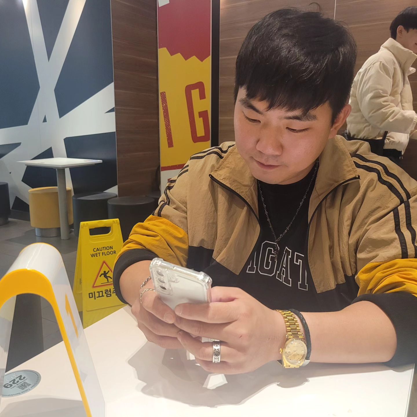 .
#꾸꾸랑❤️ 

우리 푸드 파이터 커플인가..😅
만나면 배고프다고 먹는걸로 시작해서
헤어질 때까지 먹눈다😶😶🫣

잘묵네~잘묵고 잘자고 열일하고 장하다👏
요즘 몸이 안 좋아서 쉬고있는 백조랑 놀아주고
먹여주는 걸로 모자라  걷기 싫어하면서 반대로
산책 좋아하는 나를 위해 같이 걸어주기까지_!!
고생이 많은 오빠님❣️ 🐻마워♡♡

🗣에헴_그리구 오빠는 아프지말구 돈 많이 벌어오시게ㅋㅋㅋㅋㅋ
난 좀 더 쉴테니ㅋㅋㅋㅋㅋㅋㅋㅋㅋ
.
.
.
#매일고맙고사랑해
