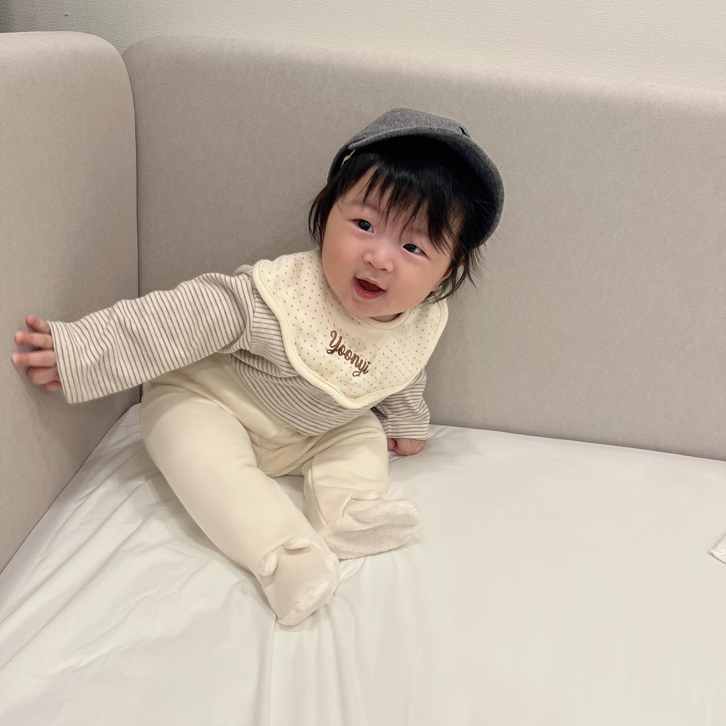 7개월의 윤이 🦄

저희 아가의 태명은 윤이였어요 !
뱃속의 아가에게 귀가 생길 무렵, 남편과 제 성을 따서 윤이라고 지었어요🦄 이 태명이 마음에 들어 아직도 저는 아가에게 종종 윤이라고 부르곤 해요🙂

7개월의 윤이는 안아서 잠들기보단 침대 위에서 뒹굴다 잠들기를 좋아하고, 과즙망에 넣어 쪽쪽 빨아먹던 과일도 이제는 씹어먹고 싶어해요. 엄마와 아빠를 하루에도 몇 번 외치곤 하지만, 저희를 지칭하는 것은 아닌것 같아요😇 매 계절 아가의 성장을 느끼지만 윤이의 첫 가을은 유독 많은 변화의 계절이였어요. 다가올 겨울이 기대될 만큼이요 🎄❤️

무럭무럭 자라나 고마워 윤이야 🌱 우리 내일도 즐겁게 놀자✨✨

☃️사진은 6개월 영유아검진 가기전 🤭