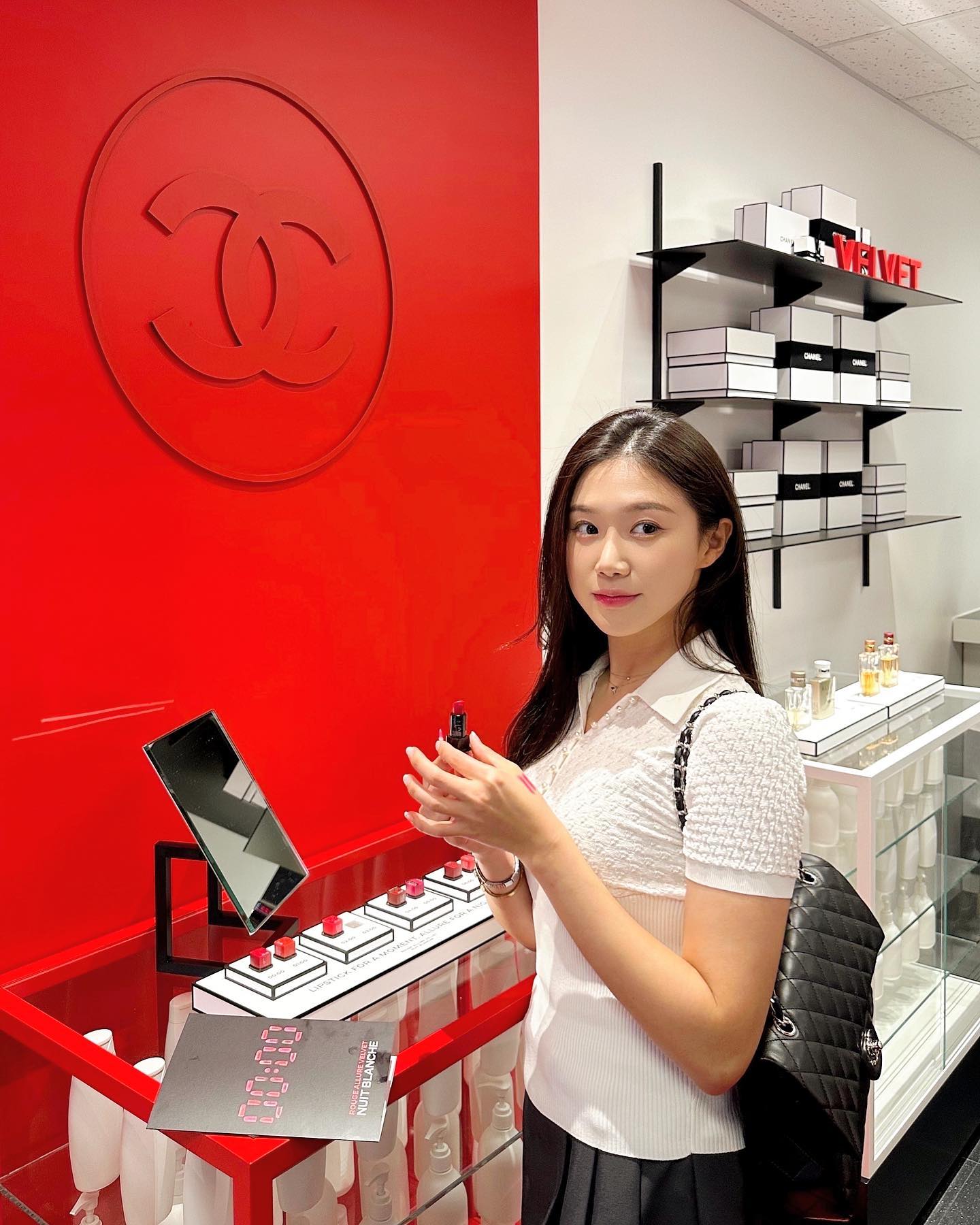 💄
𝐶𝐻𝐴𝑁𝐸𝐿 𝑁𝑈𝐼𝑇𝐵𝐿𝐴𝑁𝐶𝐻𝐸 𝑆𝐸𝑂𝑈𝐿

몇일 전 다녀온 샤넬 루쥬 알뤼르 팝업 💗

자정부터 아침까지, 밤새도록 이어지는 
환상적인 시간을 담은 샤넬루쥬알뤼르팝업 ✨

시간에 따라 변하는 밤의 무드를 담은 루쥬 알뤼르 벨벳 
특유의 가볍고 편안한 터치감인데, 선명한 컬러가 
오래도록 유지되서 넘 좋더라구요 ! 🥰❤️

chanel.beauty.korea

#샤넬루쥬알뤼르팝업 #CHANELNUITBLANCHESEOUL 
#루쥬알뤼르 #샤넬립스틱 #샤넬메이크업 #샤넬뷰티 
#샤넬팝업 #샤넬팝업스토어 #성수팝업 #성수동팝업 #팝업스토어
