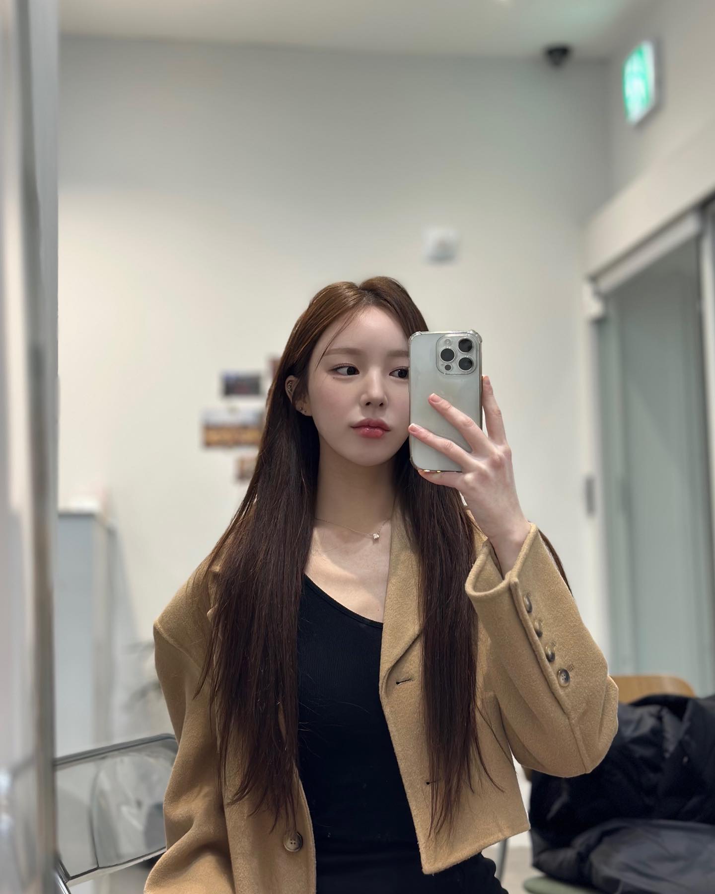 어제 붙임머리 리터치 받으러 이동시간까지
하루를 다 쓴 느낌인데 그래도 만족할 수 밖에 없는 이유…🥹❤️

제 사진이나 영상들 보시면서
붙임머리 티 난다고 생각하신 분 계신가요..?🤣🤣🤣

붙임머리 전 후 차이 보시면 거의 가발 수준의 변화인데
그냥 제 머리처럼 감고, 드라이, 고데기, 묶기 다 가능해요🥹🤍

전에 다른 샵에서 붙임머리를 처음 해봤을 때는 관리법이나 리터치에 대한 얘기도 없었고, 살짝 부스스한 느낌이라 금방 떼어버렸었는데

뷰아르는 제 손으로 잡고 눈 앞에다 두고 봐도 제 머리색, 머릿결 같은데 심지어 제 머리보다 생머리라 예쁘고..
머리숱도 빈약했던 저는 평생 붙임머리 붙이고 살아도 되겠다 라는 생각도 했어요…ㅋ ㅋ ㅋ ㅋ ㅋ ㅋ ㅋ ㅋ 👍🏻❤️

다른 붙임머리 샵 몇군데에서 DM으로 협찬 제안을 주셨는데
저는 뷰아르에서 3개월째 너무 만족스럽게 유지중이라 샵을 옮길 생각이 없어요..🥹🥹🥹

뷰아르는 제가 전에 어중간한 머리 길이 때문에 스트레스 받아서 새벽에 열심히 서치하다가 먼저 연락 드린 곳이라 혹시 붙임머리 샵 찾고 계신 분들에게 당당히 추천 드릴 수 있지요..💖

이미 몇몇 분들이 붙임머리 샵 정보 물어보셨었는데 
머리에 변화를 주고싶은 공주들 계시다면 뷰아르 추천드려요..❤️

#뷰아르 #뷰아르붙임머리 #강남붙임머리 #붙임머리 #붙임머리잘하는곳 #서초붙임머리 #신림붙임머리 #신사붙임머리 #강남역붙임머리 #사당붙임머리 #붙임머리이벤트 #연예인붙임머리