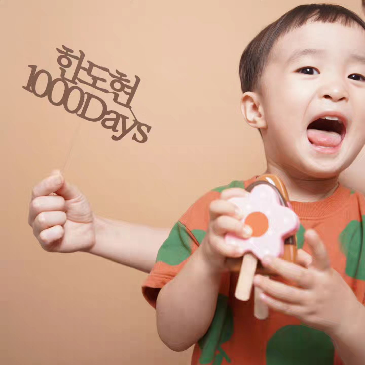 #1000일기념 #1000일아기 #33개월아기
#셀프촬영은힘들어

1000일 기념 초코파이 케이크 불고
셀프촬영 하는곳 가서 호기롭게 가족사진 도전했지만
전부 망..ㅋㅋㅋㅋㅋ 전부 이상해서 겨우 건진 사진..😂

가족사진은 스튜디오에 가서 전문가와 함께 해야겠다 ^^..

1000일 축하해🫶