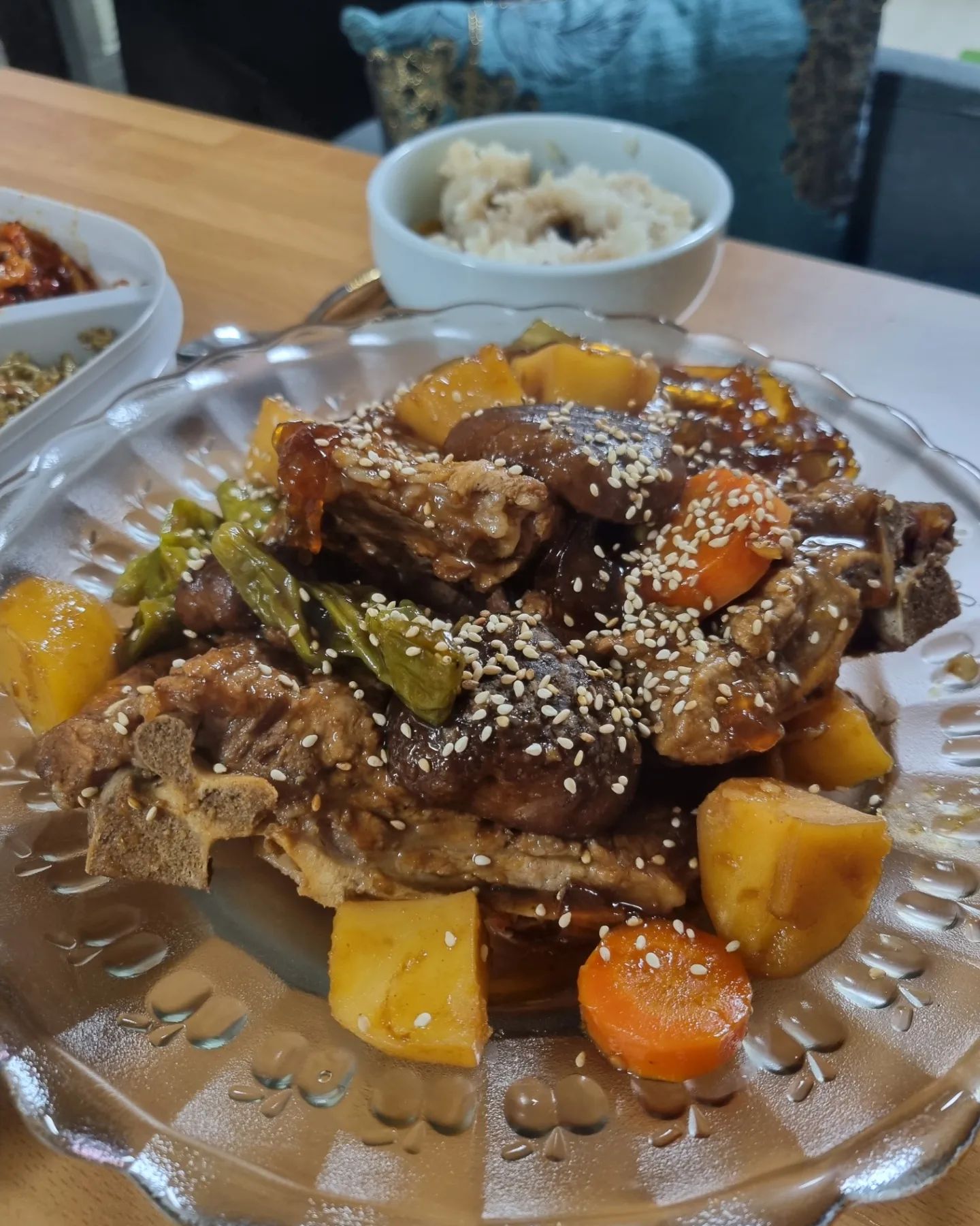 #협찬 #오늘저녁 #신랑표 #한돈 #등뼈찜 

#등뼈 핏물 빼고 
간장된장마늘대파월계수잎 육수 내고 
#감자 표고버섯 당근 꽈리고추 넣고 
푹~ 찌면 완성.

무심한 듯 툭툭. 넣고 툭툭. 썰어서
후다닥 만들어버림.
뚝딱뚝딱 뚝딱이 아저씨냐구ㅋㅋㅋ

#고기 누린내 안 나고 
육질 부드럽고 맛도 최고!!

자꾸 이렇게 요리를 잘해버리면 우쨔ㅋㅋㅋ

요리 잘해주는 오빠 덕분에 
하루하루 무럭무럭 자라나고 있음 :)

#유산균돼지 #국내산등뼈 1kg 6,000원 
ysgpork.com__

#흑어멈 #집밥 #요리하는남자