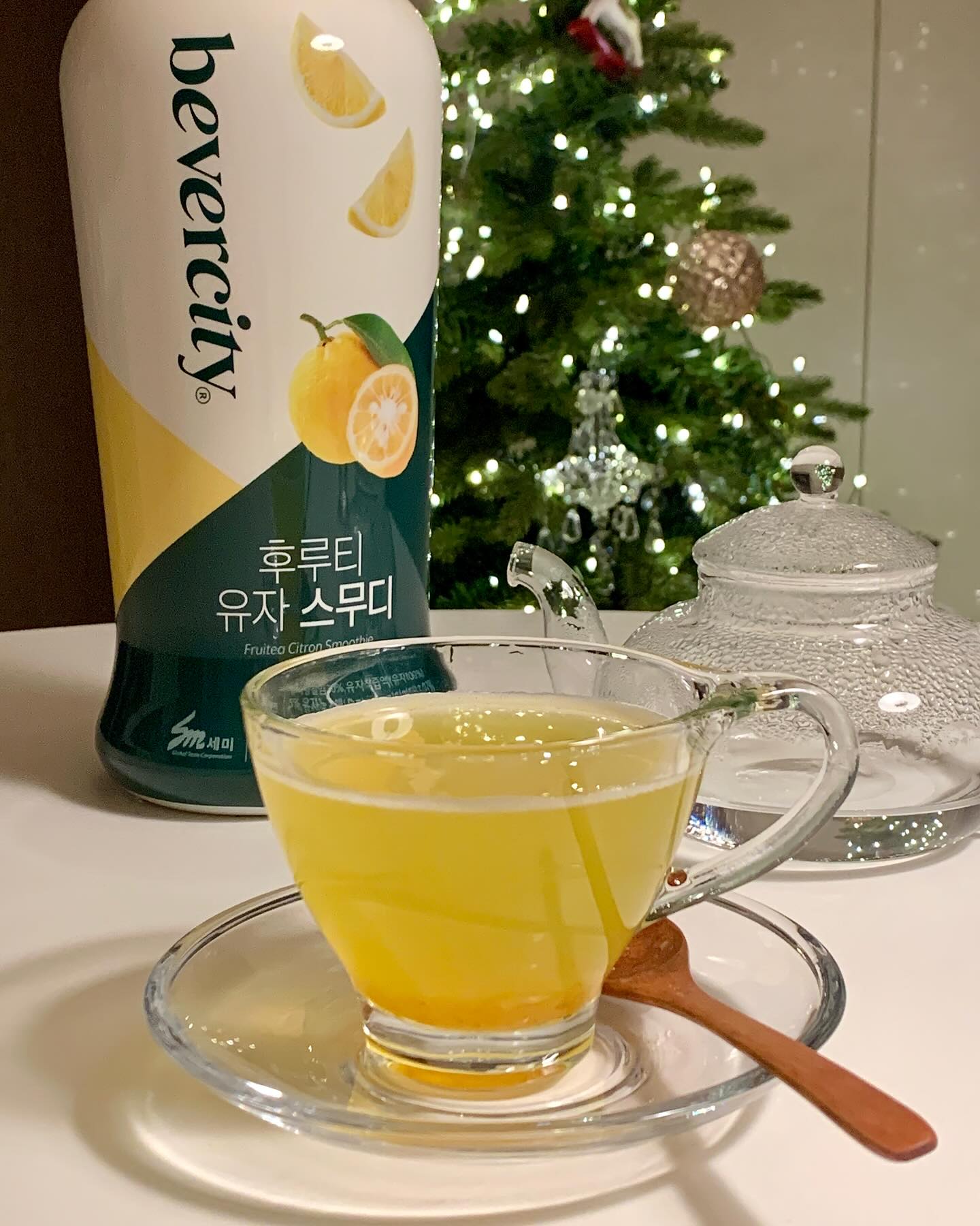 #제품제공 bevercity 

11월이 제철인 유자💛
스무디도 맛있을 것 같은데, 요즘 날씨가 넘 춥잖아요🥶
그래서 저는 유자차로 즐겨봤어요!

유자 풍미가 가득하고 달달 상큼한게 완전 취향 저격˃̵͈̑ᴗ˂̵͈̑ 
올 겨울은 베버시티 후르티 유자 스무디로 달달하게 보낼 수 있을 듯ෆ 

🪄유자차
• 후루티 유자 스무디 베이스 50g
• 뜨거운 물 200ml

올 겨울 달달 상큼 유자차와 함께 하고 싶다면?
베버시티 마켓으로 고고🏃🏻‍♀️🏃🏻

📌구매처 : 베버시티 마켓 bevercity 

#먹썸 #먹썸_서포터즈 #먹썸_협찬

#세미기업 #베버시티 #베버시티마켓 #bevercity #bevercitymarket 
#먹스타그램 #먹팔 #홈카페 #홈카페영상 #홈카페레시피
#유자차 #유자스무디 #홈카페놀이 #홈바
#homecafe #teatime #fruiteacitron #cafe #l4l