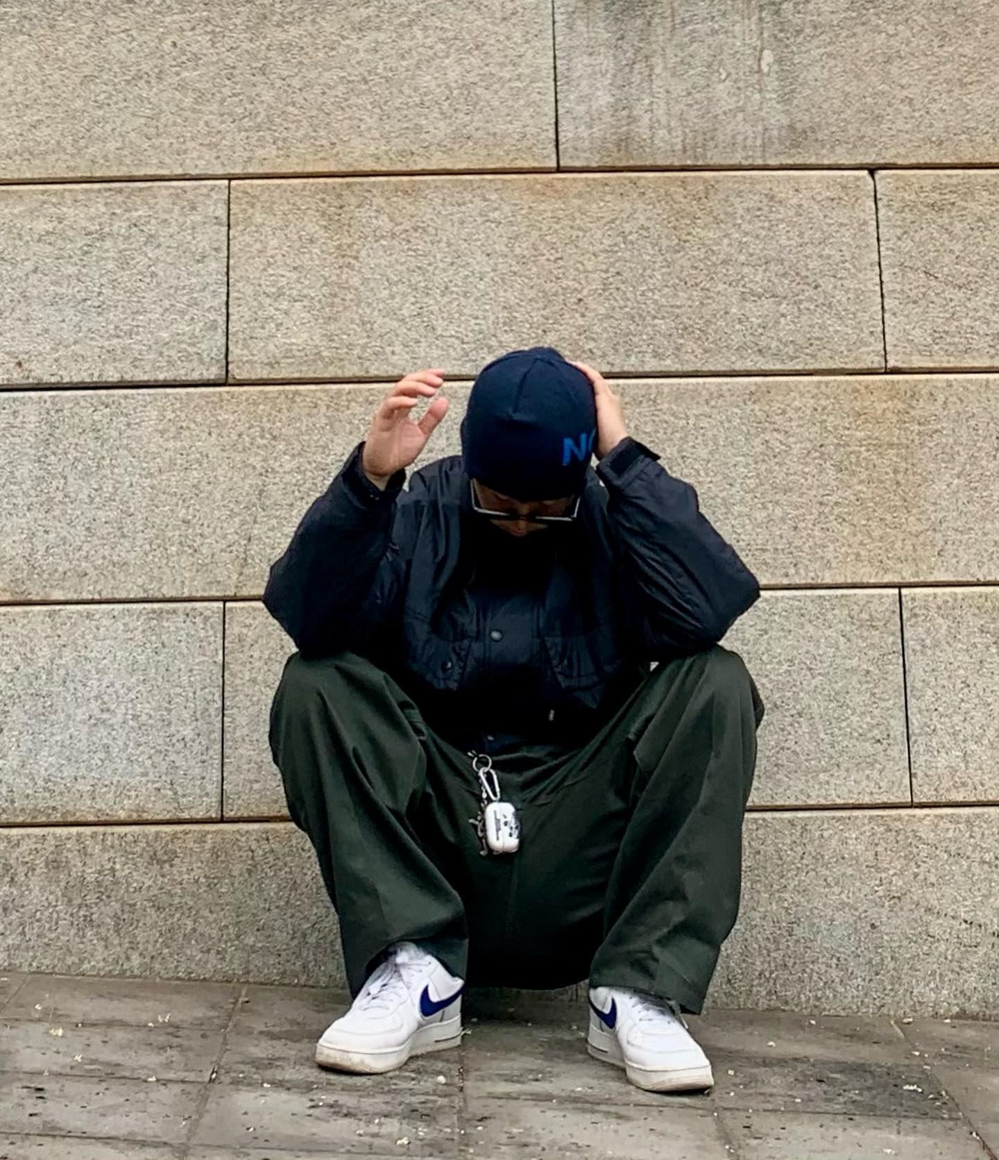 #ad
홀리 날씨 때문에 노이즈 너무 심한데😞

바지는 costumeoclock 에서 제공받았습니다. 

✔️초록 초록 카키색 이쁨. 포인트주기 너무 좋음!
✔️전면에 원턱이 잡혀있어 핏도 이쁨
✔️사진에 다 안담겨서 아쉽지만 바지핏 damn good…🔥🚨

#협찬#커스텀어클락#코튼팬츠#COCL