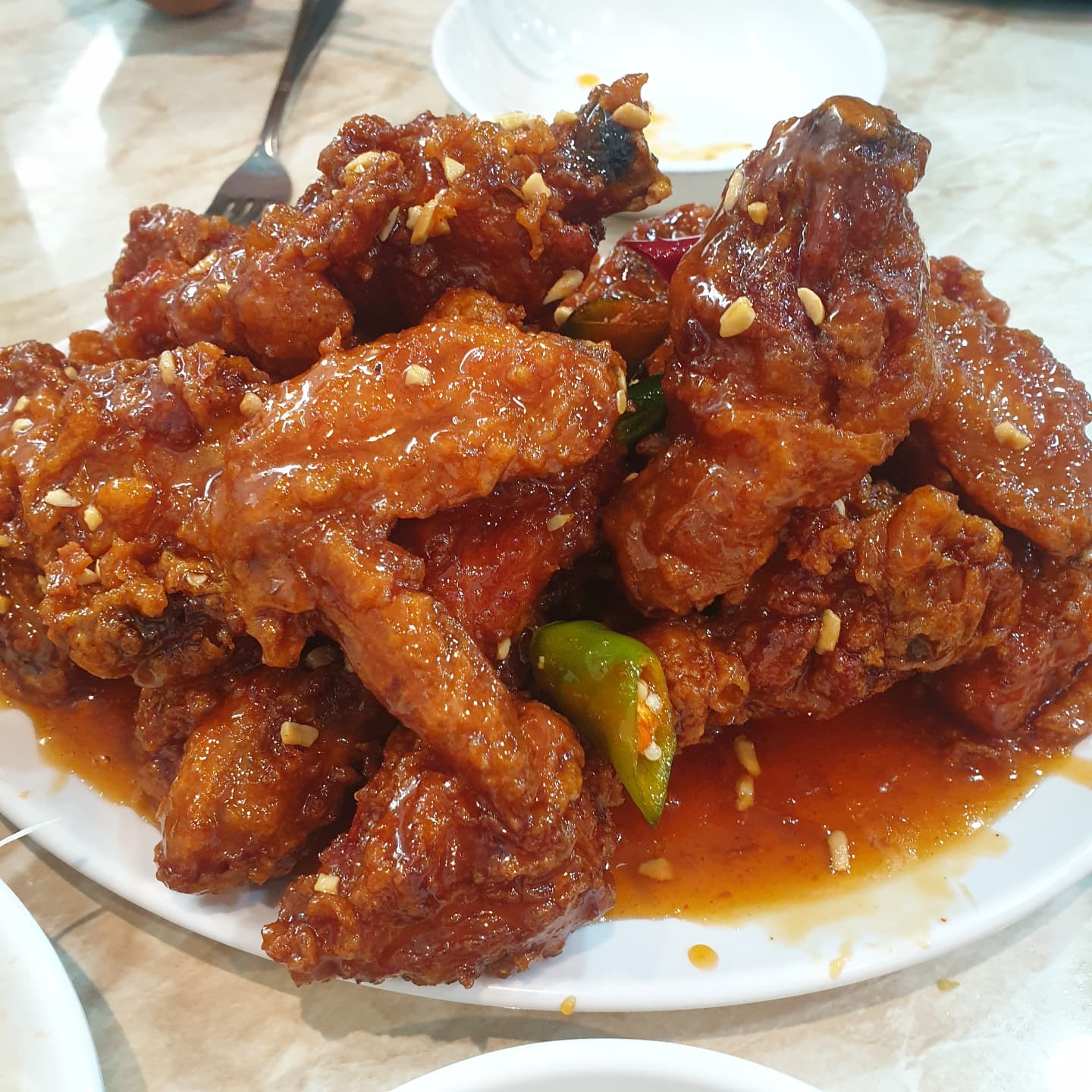 주말
#신포시장
#신포닭강정
오래다녔지만 
#신포닭강정🍗 은 역시 매장에서 
바로 먹는게 젤 맛있음!!

닭강정 먹은 뒤인 
#신포시장먹거리 찾아서 돌아다니다 
발견한 #산더미토스트 
#야채 완전 가득해서 식감도 풍부!!