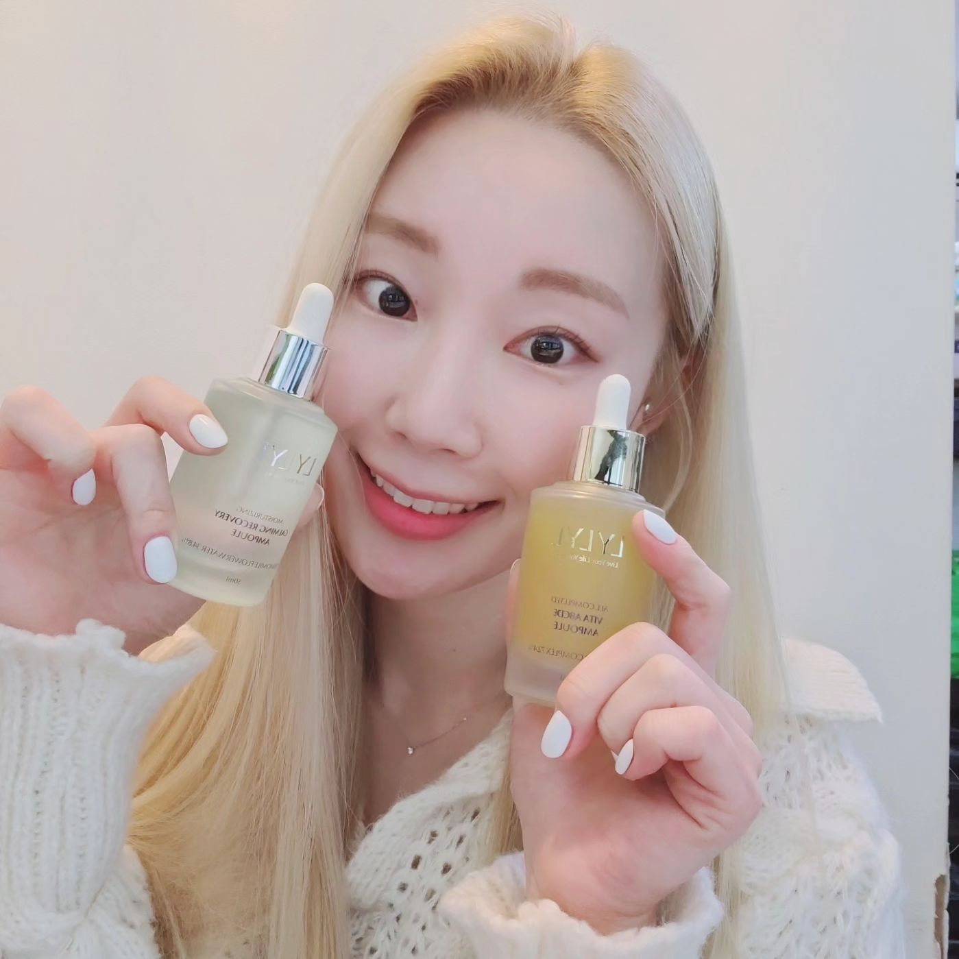 #협찬 요즘처럼 실내 히터, 실외 찬바람
온도 확 확 바뀌는 때
피부가 건조해지고 열감 올라오는게
안봐도 내 얼굴 빨갛겠다 느껴져요 ㅠㅠ
보통 스킨 앰플 크림 순서로 하나씩만 발랐었는데,
이 앰플은 레이어링 해서 두개 다 발라주면
건조함도 덜하고 피부가 좀더 편안해 지더라구요!

첫번째로 초록색인
카밍 리커버리 앰플로 수분충전과, 
피부를 진정 시켜주고
두번째로 노란색인
비타 ABCDE 앰플로
비타민 영양과 안티에이징 케어를 해주면 돼요~
쫀쫀한 제형인데 빠르게 흡수되고
레이어링 하다보니 촉촉해서 여기까지만 발라도
무리 없겠더라구요!
.
.
.
lylyl_official
#릴릴#아줄렌앰플#릴릴앰플#lylyl#바르는비타민#비타민C앰플#비타ABCDE#앰플#에센스#세럼#미백앰플#보습앰플#안티에이징#항산화#수분앰플#진정앰플#연구원앰플#수부지#카밍리커버