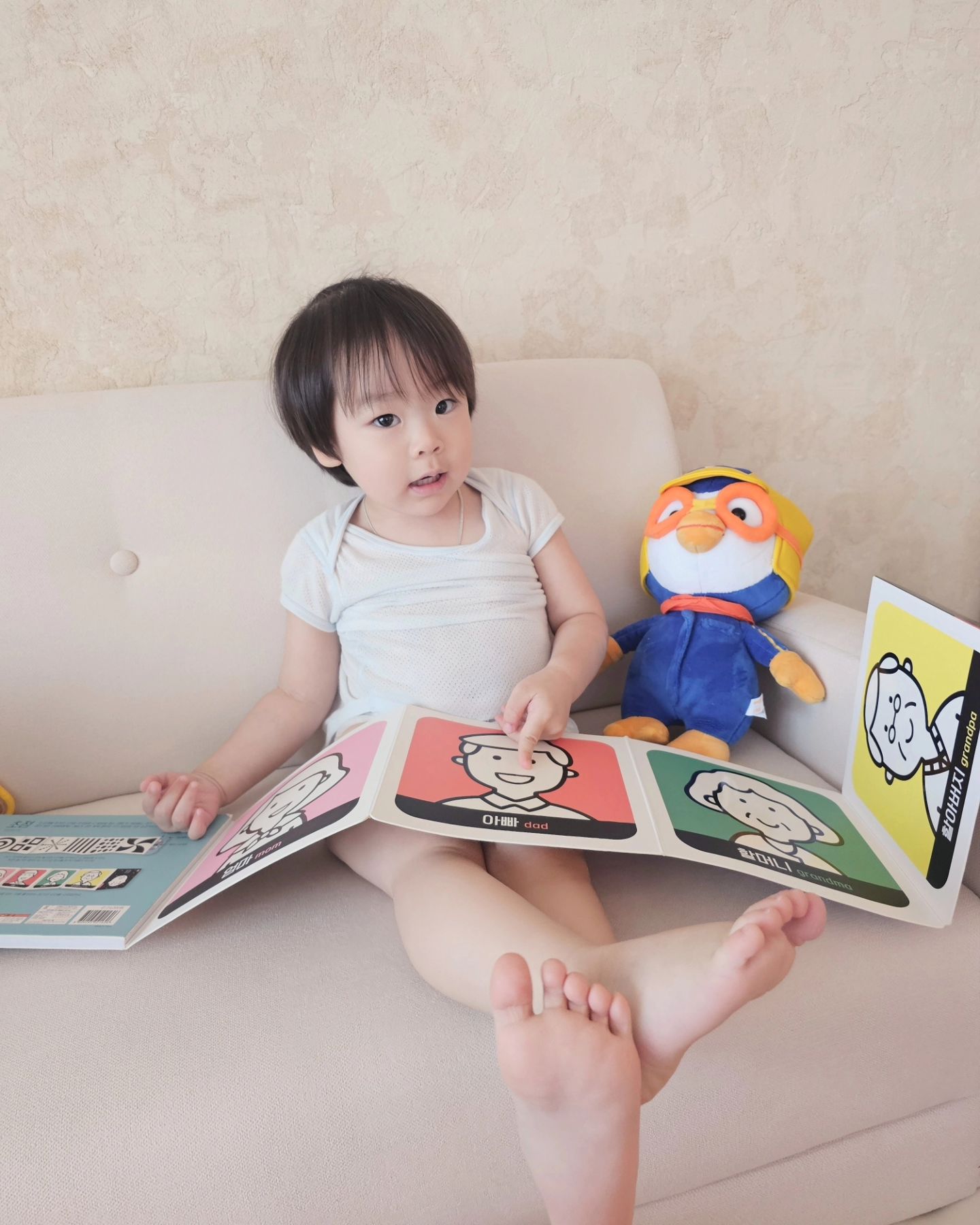 엄마 39주 6일째 / 순탄이 예정일 D-1 
하렴이 보고싶다...

동생 출산을 대비해 큰 집으로 일주일간 가있게 된 하렴이
동생은 40주 꽉 채워 나올런지 소식이 없고..
결국 내일 유도 잡았어여;ㅁ;
2년 동안 붙어있던 내새끼
처음으로 떨어져있는데 
왜 자꾸 엄마아빠 찾으며 우는것만 상상이 되는지ㅠㅠ

엄마 오늘 열운동하고 애기 순산할게.ᐟ
하렴이 아프거나 다치지말고, 밥 잘 먹고 잠 잘 자고
사촌누나동생들이랑 행복한 추억만들고 오길...🙏🏻