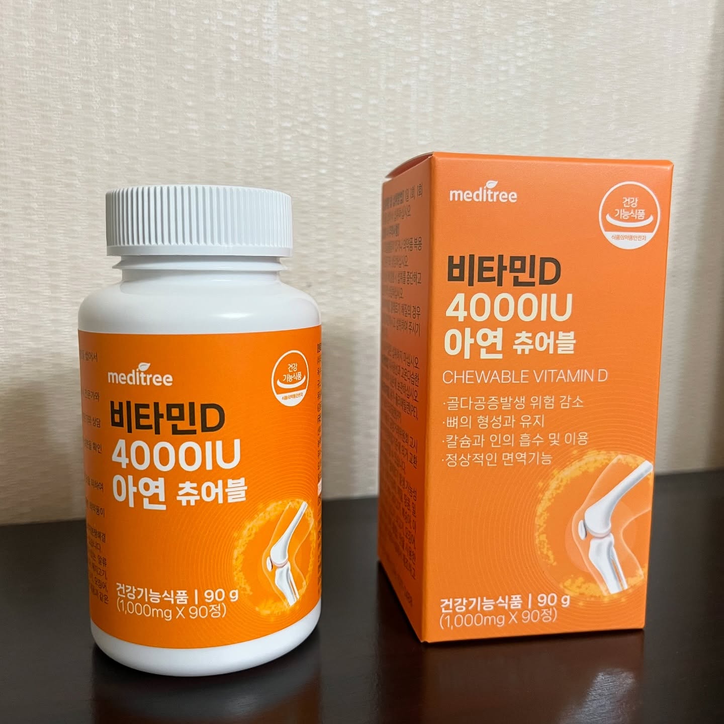 실내활동을 많이 하는 저에게는 비타민 D가 필수죠!
햇볕을 많이 쬐면 자연스레 생성된다고 하지만 병원일을 하면서 밖을 자주 안나가게 돼요😭

요즘엔 주사로도 많이들 맞으시지만,, 주사는 조금 아프고 불편하기도 해서 영양제로 섭취하는게 편리하다구 생각한답니당!!ㅎㅎㅎ 

비타민D 아연 츄어블에는 1일 영양성분기준치 대비 1000%로인 4000IU가 함유되어 있대요!
학업이나 업무로 실내활동이 많은 직장인이나 학생,
자외선 차단제를 바르는 분들에게도 안성맞춤이겠죠?

체내활성과 흡수가 좋은 스위스산 비타민 D로 만들었다고 해서 더 믿고 먹을 수 있을거 같아요!
알약을 잘 못드시는 분들을 위해서 츄어블로 나왔구 오렌지향이 은은하게 나서 기분도 좋답니당 ᐕ

매일 섭취하셔도 괜찮고 어린이와 청소년도 섭취가늠하다고 하니 온가족 비타민 D 챙겨주세요!

#츄어블비타민D #키즈비타민D #어린이비타민D #유아비타민D #뼈건강 #면역 #협찬