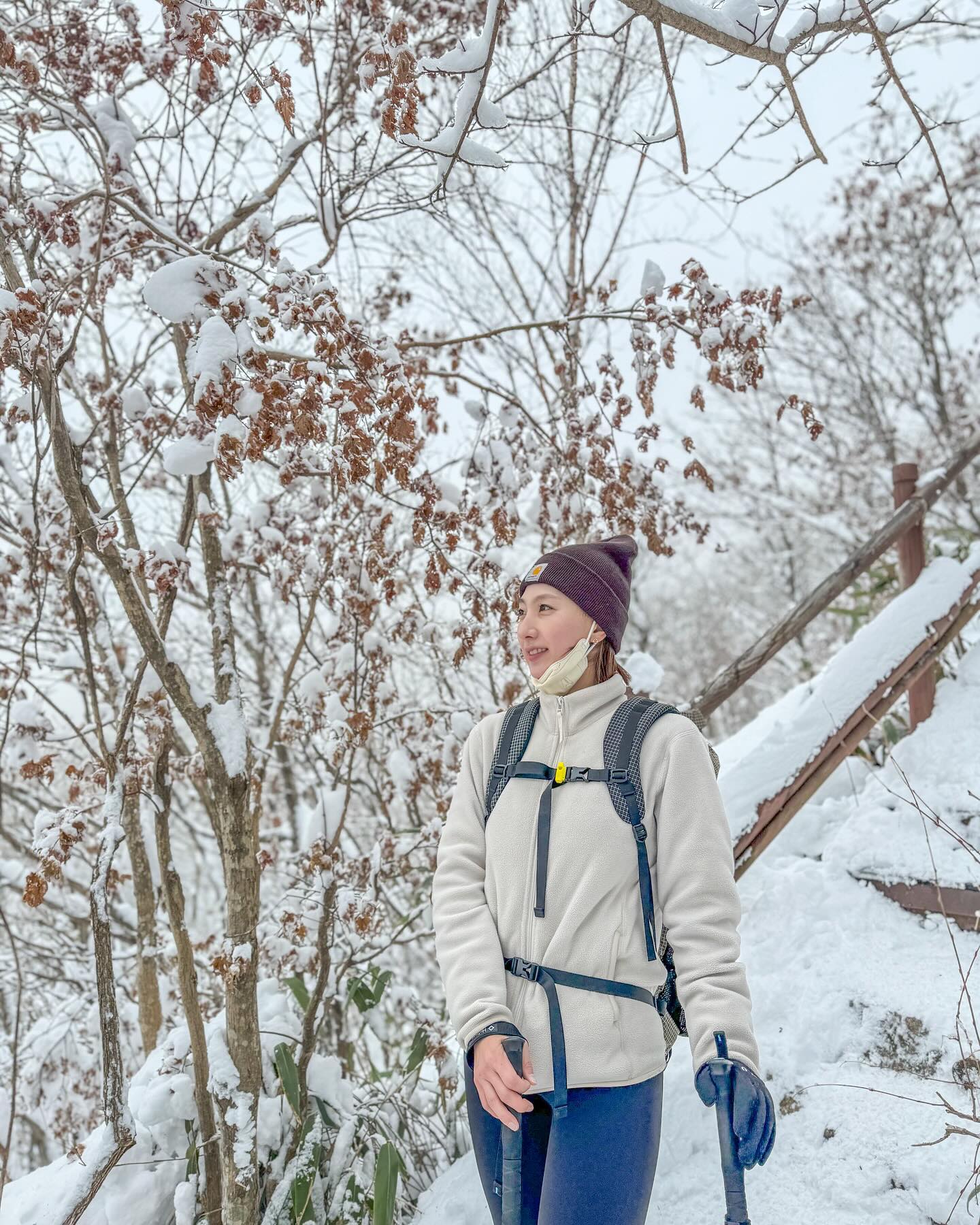 🏔️덕유산_향적봉

겨울산행 스타트
차로 오고가고 왕복 8시간 운전, 
산행만 7시간이었지만 너무 행복했던 겨울왕국

등산 시에는 아래까지 눈이 가득했는데
하산하니 아래쪽은 다 녹아 물이 되어있던.

#등산 #설산 #덕유산 #덕유산상고대 #덕유산국립공원
#등산하는쥐상 #등산하는부부 #겨울산행 #겨울등산패션