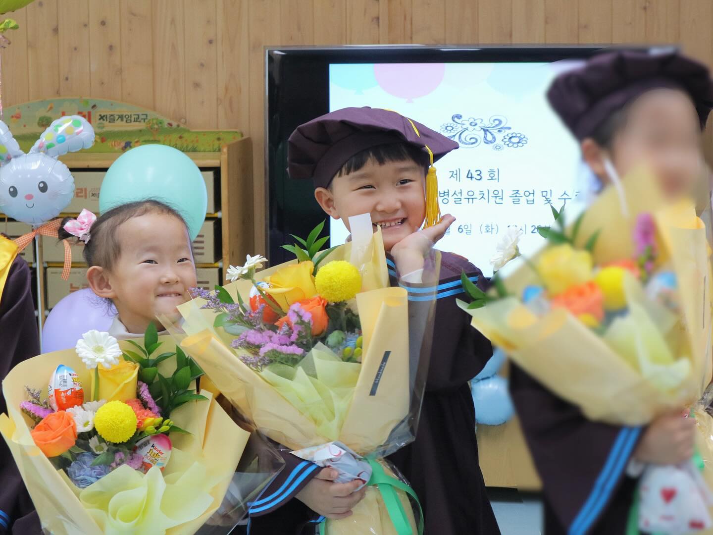 #유치원졸업식 #수료식
.
오늘 태양이는 졸업식 & 별이는 수료식 을 했어요🤗
이제 초등학교입학을 앞두고 있는데,
태양이가 다닐 초등학교 올해 입학생이 2명이랍니다~
처음에 병설유치원에 보낼때 적은 인원수에 보낼까말까 망설였었는데,
막상 다녀보니까 적은 학생수는 별 문제가 되지 않더라구요~
초등학교도 형누나들이 동생들을 잘 챙겨주고
태양이는 누나들한테 편지랑 사탕도 몇번 받아왔었다는ㅋ
.
유치원에서 졸업선물로 책가방, 수료선물로 원피스~
영상과 한명한명 사진앨범까지~ㅎㅎㅎ
졸업생,수료생 모두해서 6명이었지만,
어떤 졸업식보다 따뜻하고 행복한 졸업식이었습니다😍
초등학교 생활도 잘 하리라 믿쑵니다!!!!🥰
.
#시골유치원 #시골육아 #시골유치원매력 #졸업식 #유치원수료식 #유치원졸업 #예비초등학생