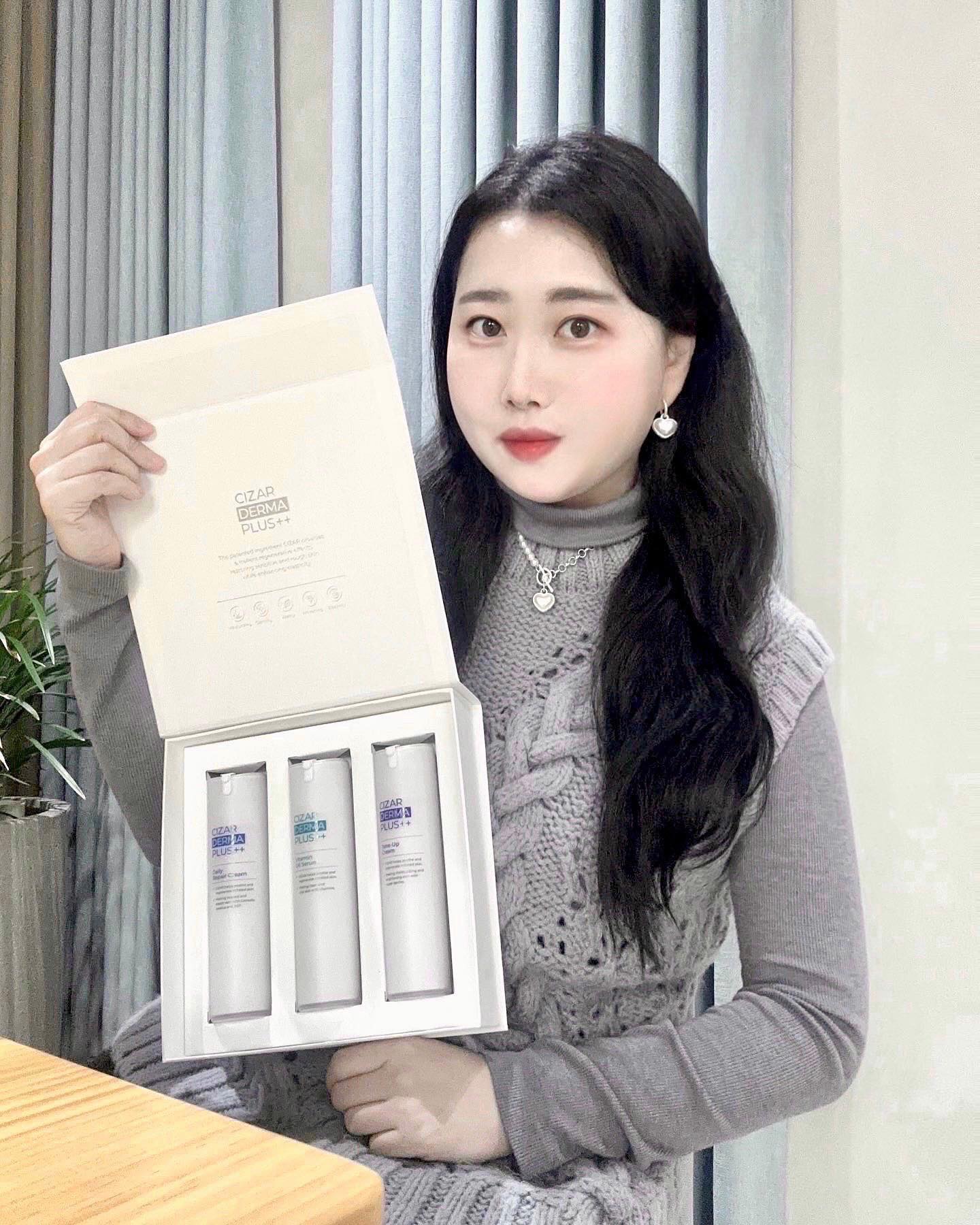 *광고 #시자르 #시자르더마플러스 
얼태기는 좋은 화장품으로 😇✨극복하기 
비타민 오일세럼, 데일리 리페어크림, 톤업크림
3종세트 깔끔하니 예뻐서 선물용으로 너무 좋죠
피부재생에 좋은 시자르 더마+ 세트 덕분에 ☁️
찬바람 쐬고 예민해진 피부도 금방 회복 되었어요

비타민이 함유된 촉촉한 오일세럼 바르고 
아침저녁으로 데일리 리페어 크림 발라주고 
톤업크림 발라서 화사한 피부톤 만들어주기 

#시자르크림 #시자르세럼 #진정크림 #화장품세트 
#뷰스타그램 #오일세럼 #톤업크림 #피부과화장품 
#협찬 #꿀피부 #홈케어 #재생크림 osse.official_