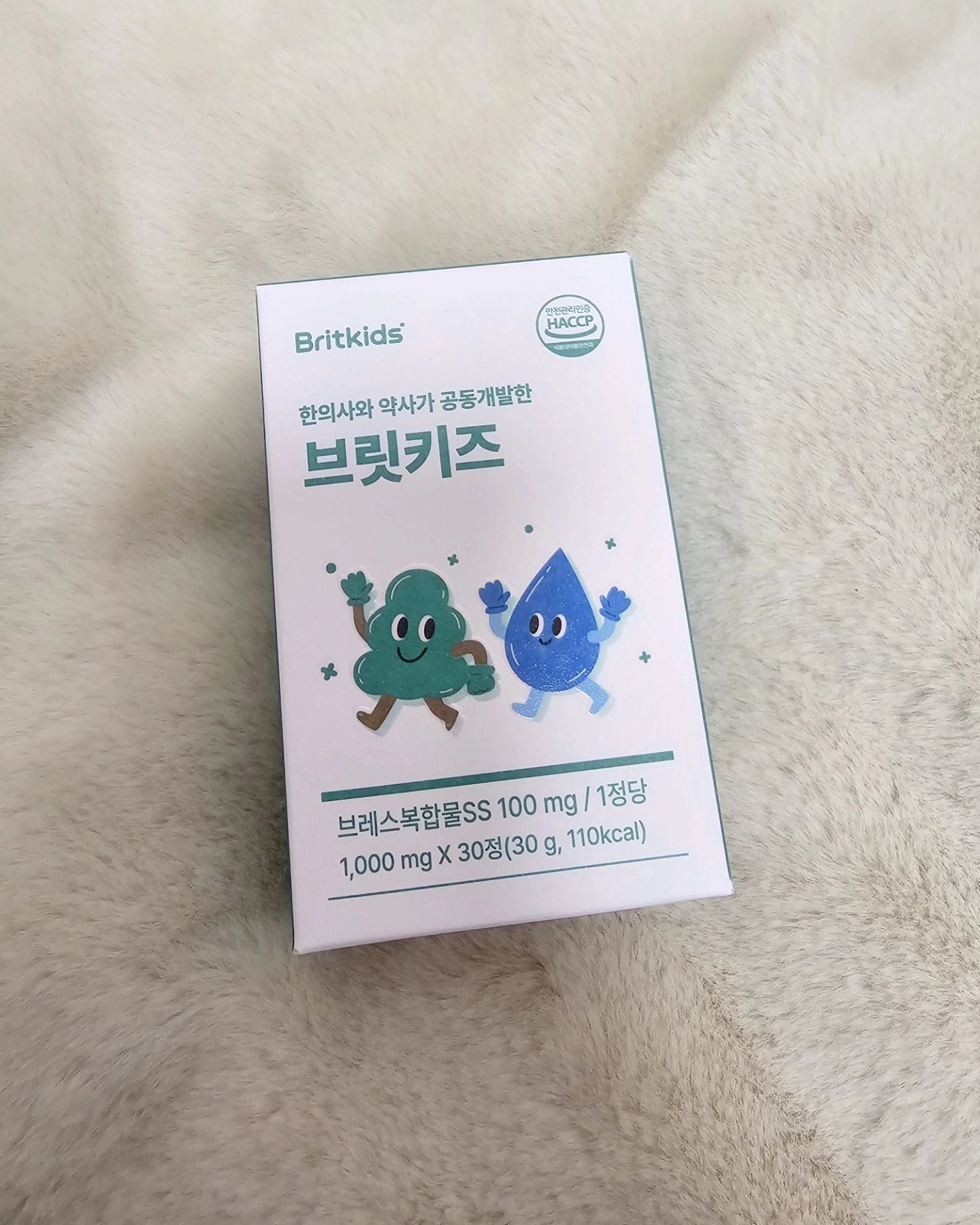 #협찬 

수지에게 선물이 도착했어요 

브릿키즈 어린이 호흡기 유산균 

아이가 자주 감기에 걸리고, 비염 증상도 심해서
항상 걱정이 많았 어요 특히 환절기가 오면서 
증상 더 심해지더라구요
그러던 중 '브릿키즈'라는 제품을 접하게 되었어요 

브릿키즈 호흡기 유산균은
브레스복합물ss는 면역력 증진과 장내 유익균
증식 및 유해균을 억제해 장 건강과 
코 면역 상태 개선에 도움을 줄 수 있다고 해요 

물론 의사 한의사 약사 한약사 전문가 들이
함께 연구 하고 개발 했다고 하니 믿고 먹일수
있겠더라고요๑ᴖ◡ᴖ๑ 

비염 유산균은 처음 들어 보는거라서 궁금하기도 했었는데
첫인상부터 아이가 매우 좋아했습니다
레몬맛 츄어블캔디 형태로 되어 있어서 
아이가 약이라고 생각하지 않고 즐겁게 먹일수 있었어요 

하루에 1정씩만 먹으면 되니 부담도 없을거 같아요
다만 너무 맛있다 보니 또 달라는 경우가 있어요˃ᴗ˂
제품을 받고 이틀간 먹여보니  비염이 증상이
확실히 좋아지는게 보이더라고요 코막힘도 덜하는같고
숨쉬는것도 좋아진거 같아요 

브릿키즈를 알게되어 정말 기쁘게  생각합니다
덕분에 아이의 건강을 챙길 수 있게 되어
정말 감사드려요
앞으로도 계속 재구매 예정 이구요 

안정성 신뢰성 혁신 교육적 가치를 
중요하게 생각하는 브랜드 브릿키즈 

아이의 건강을 위해 최선을 다하는 모든 
부모님께 브릿키즈 호흡기 유산균
적극 추천합니다!!ჱ̒ ｰ̀֊ｰ́ )

τнänκ чöü ᰔᩚ 

#협찬 #브릿키즈 #어린이간식 #면역력지킴이 #어린이기관지 #아이먼역력 #기관지관리