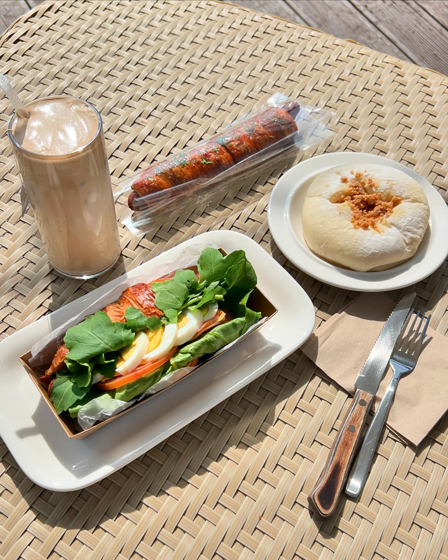 우리동네 하남에서 가장 예쁜 뷰를 가진 카페☕️
벚꽃있을때 올걸.. 루프탑에서 내려다보니 너무이쁘네
조정구경하며 나무들 푸릇푸릇하니 힐링되는구나
당일 바로 구워 판매되는 빵들이라 너무 맛있고
신상 루꼴라샌드위치는 역시나 내스타일💚
카페투어 좋아하는나 여기는 원픽이다
다음엔 신랑이랑와야지~