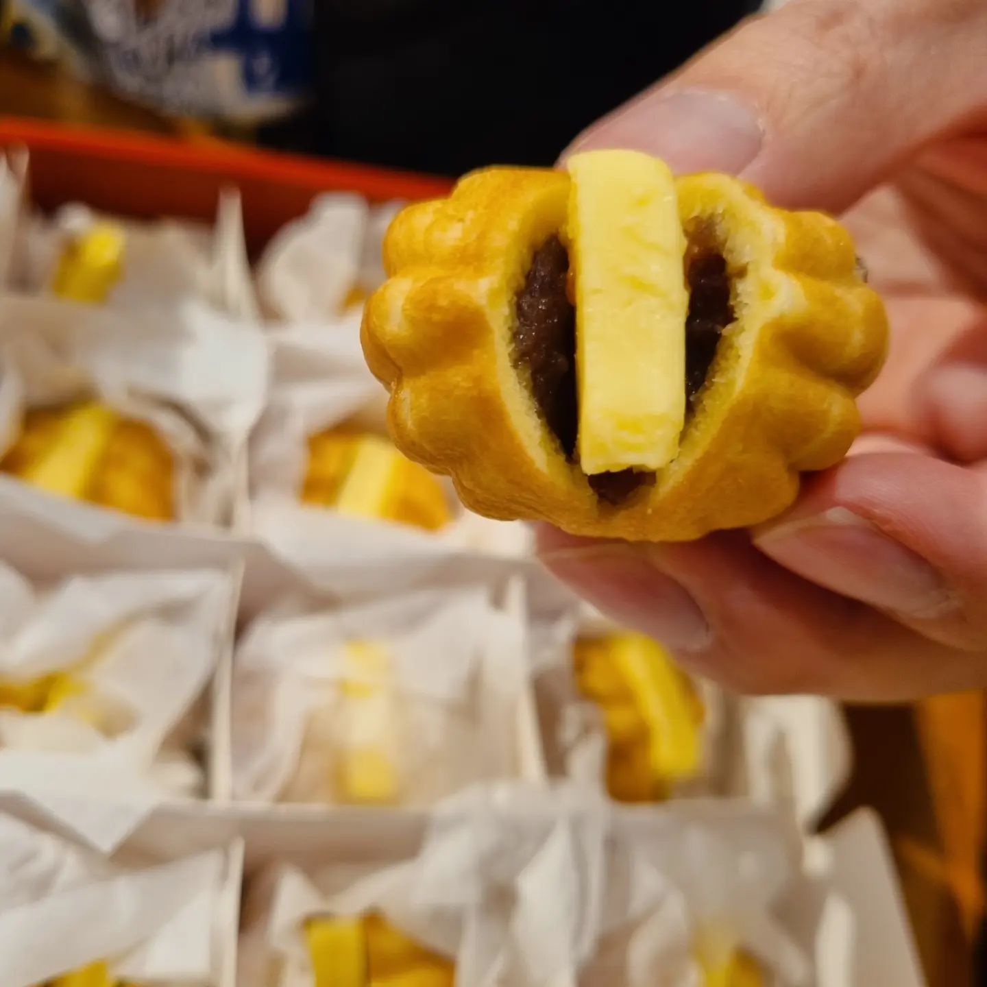 -

앉은 자리에서
호두과자 한 상자 순삭하는
호두과자러버🙋‍♀️

그냥도 맛있는데
꼬소한 무염 버터까지
들어간 🧈
#앙버터호두과자
#복호두

달달한 팥🤎
부드럽고 버터💛
고소한 호두 조합😋

질리지 않고 
무한흡입 가능한
인생 호두과자 등극🫶

#간식#디저트#호두과자#앙버터#앙버터디저트#앙버터빵