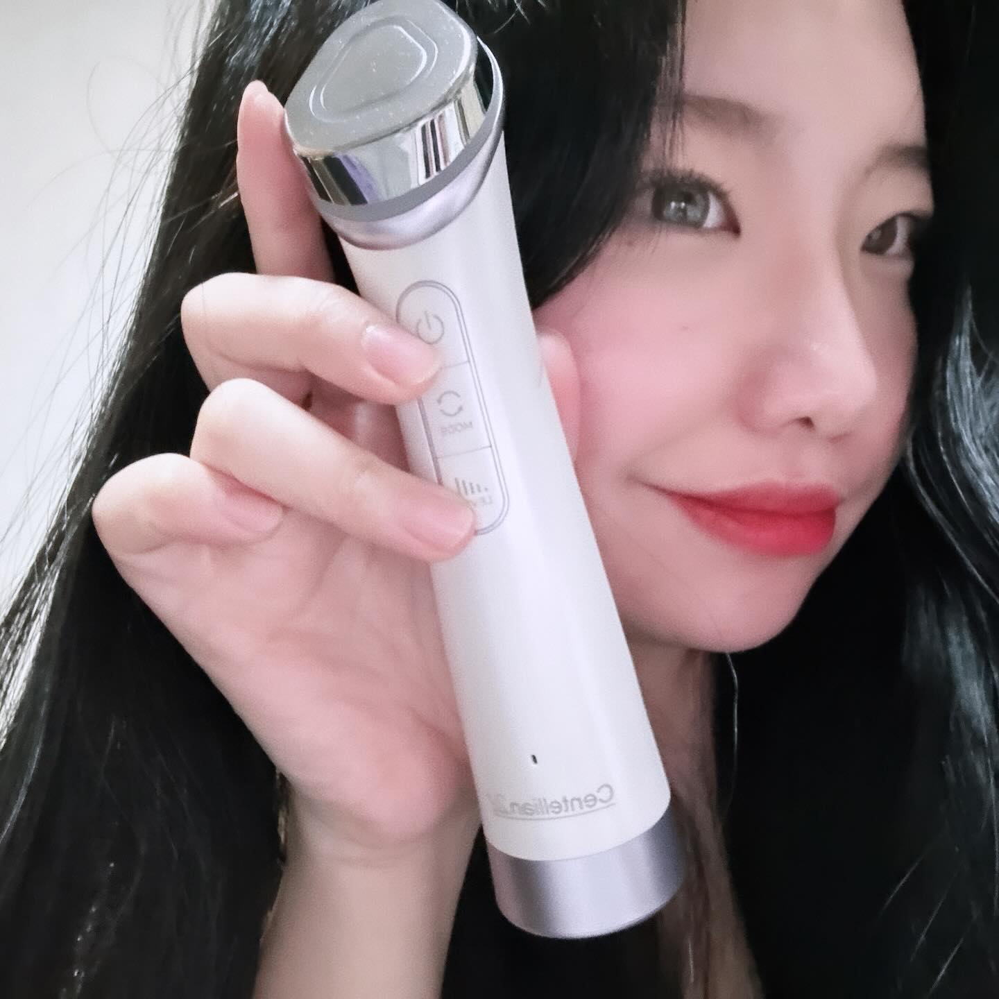 #협찬 이지만 정말 마음에 쏙 들었던 <#센텔리안24> #마데카프라임

브라이트닝 모드, 흡수 모드, 탄력 모드 총 3가지 모드지만
효과/효능을 보면 10가지가 넘어 10in1으로 봐야 하는
#센텔리안24마데카프라임 소개할게요!

요즘 또 날씨가 부쩍 추워져 실내 들어가면 히터까지 빵빵하겠다!
다들 피부 엄청 건조하실 텐데요,
저도 속건조와 푸석함으로 아주 고생했었답니다.. 🥺

#물광앰플 #속광 앰플 #톡스앰플 이라 불리는
히알루론산 톡스 부스팅 앰플과 함께 마데카프라임을 사용해 봤는데요!
메마른 피부에 수분을 가득채워 수분 채움 효과를 선사하는 보습 집중 케어로
마데카프라임의 흡수모드와 함께쓰는 앰플이에요!
화장 전 5분정도 흡수케어 시 화장이 진짜 쫀쫀하게 잘 먹는답니다!

물론 마데카프라임은 전용 앰플과 사용 시 제일 효과가 좋지만,
수분크림, 보습크림, 수딩, 젤 등 집에서 사용하는
어떠한 화장품과도 같이 사용 가능해요.

위에서 말씀드렸던 3모드에 대해 설명드릴게요 :)

브라이트닝 모드는 각질개선, 모공케어, 피부결 개선, 피부 투명도 개선
총 4가지의 효과가 있고,

흡수 모드는 12층 피부층별 보습 개선, 수분 밀도 개선, 물광 피부 개선까지
3가지의 효과가 있어요! 손으로 바르는 것보다 3.3배 더 깊이 흡수된답니다!

*특허 받은 EP기술*로 단파장이 아닌 다중펄스 (멀티중주파: 고-중-저주파) 기술을 통해 화장품을 피부 깊숙이 골고루 흡수시켜주는 모드예요.
(특허번호 제 10-1911789호)

탄력 모드는 탄력 개선, 탄력광 개선, 얼굴 6부위 (이마, 눈가, 피부탄성,
팔자부위, 턱라인 등) 처짐 개선의 3가지 효과가 있어요. 

브라이트닝 모드 5분 (주 3회, 1일 1회 권장), 흡수 모드 5분 (1일 1회 권장),
탄력 모드 5분 (1일 1회 권장)으로 총 15분 케어하시면 되고요!

눈가& 인중& 뒷목까진 사용 가능하지만 갑상선이 위치한 목 앞부분은 사용 불가해요.

112g으로 휴대폰보다 가볍고 휴대성이 좋아 여행/외출 시 파우치에 넣어다니기도 용이해요.

모드별 5분, 한글 음성지원으로 사용법이 쉽더라고요!
시작한 지 얼마나 됐나 생각 안 해도 되고 어른들이 사용하시기에도 편할 것 같아요. 

국내생산은 물론 KC, FCC, CE인증과 RoHS(유해물질테스트)검사 모두 완료되었어요. 

<얼루어> 품평단 50인 ’지인 추천 의사‘ 100%에
누적 판매는 200억을 돌파했고 (2023.01~11월 기준)
구매 만족도가 무려 4.9 / 5.0 랍니다!

뷰티디바이스 뭐 살지 고민 중이시라면
센텔리안24마데카프라임 적극추천드려요 🤍

#이보영마데카프라임 #뷰티디바이스 #얼굴마사지기기 #얼굴케어 #피부미용기기추천 #피부마사지기 #피부기기 #피부디바이스 #피부홈케어 #홈디바이스 #홈케어피부관리기 #동국제약마데카프라임 #물광피부