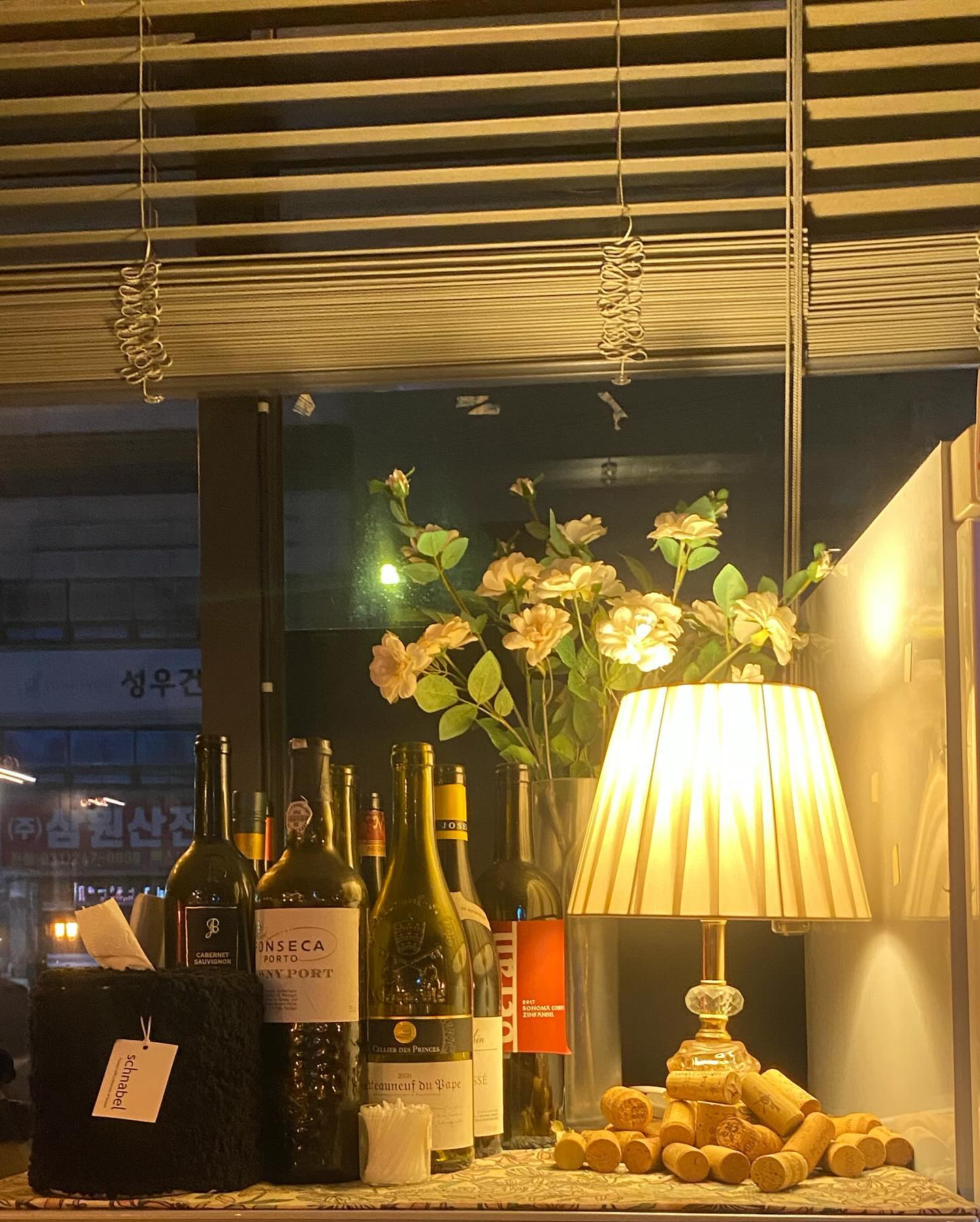 매장명💌: 복개천그릴
위치📍: 경기 수원시 권선구 권선동 957
한줄요약평🎈: 분위기 있는 돼지고기 음식점

-깔끔하고 트랜드한 인테리어!
-맛있는 돼지고기 부위!
-복개천 그릴만의 특별한 일본식 라면!
-깔끔하고 깊고 진한 된장찌개!
-가족들과 연인 친구 함께 오기 좋은 곳!
-세류에 위치하여 좋은 교통편에 위치함!

#복개천그릴#수원복개천그릴#수원맛집#권선구맛집#권선동맛집#수원권선동맛집#수원고기집#권선동고기집#수원삼겹살#권선동삼겹살#수원권선동고기집#수원데이트맛집#수원맛집추천#수원핫플#jmt