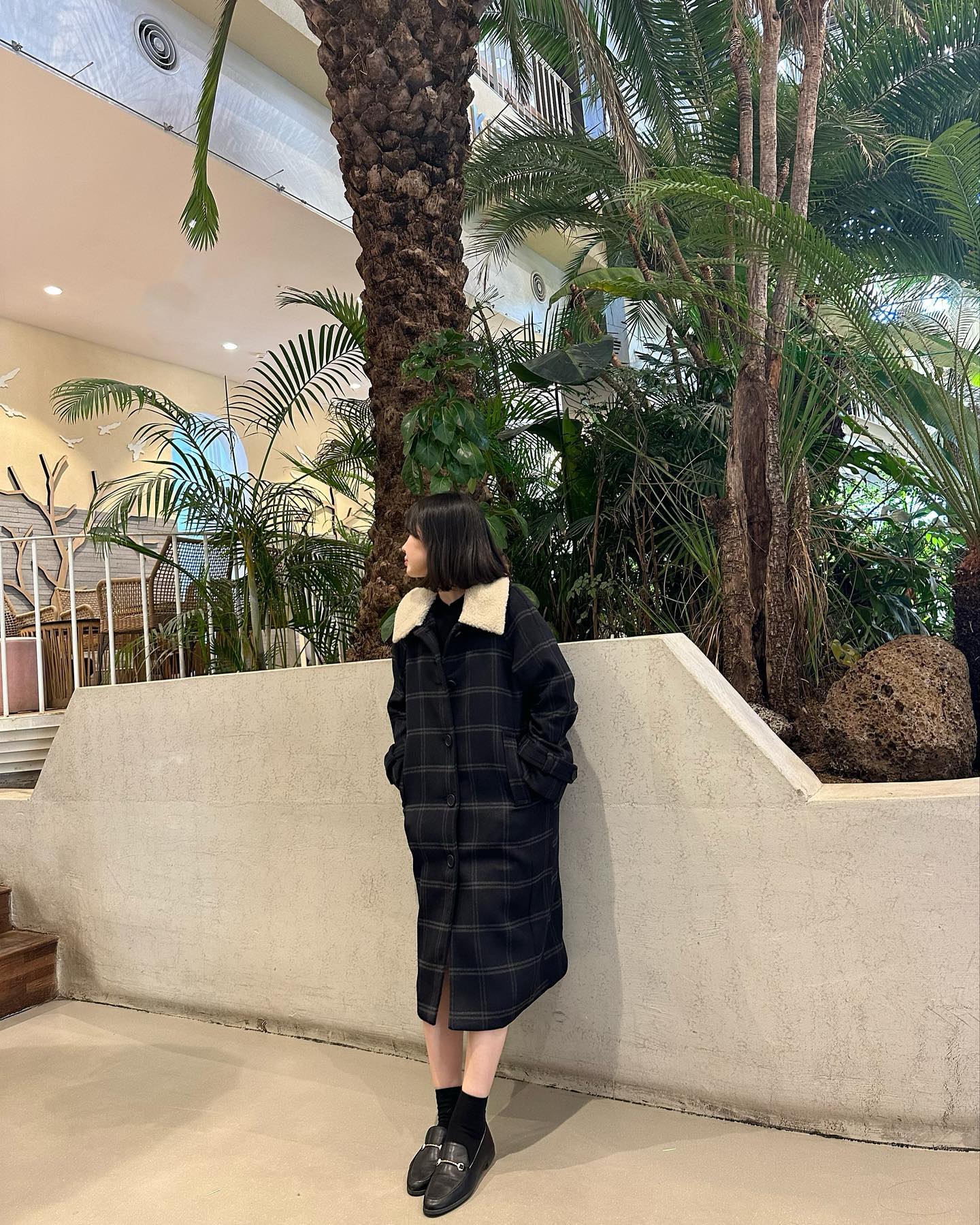 #협찬 zerostreet_korea
가을 건너뛰고 겨울 됐지만 행복한 이유
취향저격 조녜코트가 있기 때문

체크패턴이 유니크한 매력인 #제로스트릿 #여자코트
원단은 부들부들 그 자체.. 촉감 너무 좋고 탈부착 가능한 퍼카라는 따스함에 귀여움 한스푼,. 전체적으로 마감처리 완벽하고 소매 버튼이나 뒤트임, 뒷면 플랩 등 디테일한 부분까지 신경써서 착용감 좋고 핏 너무 이뿌다

#ZEROSTREET.CO.KR 자사몰에서 할인 판매 중인데 이 퀄리티에 이 가격이라니,. 핑크 컬러도 사야겠네 총총
.
.
. 
#ZEROSTREET #롱코트 #코트#겨울코트 #여성코트 #맥코트 #FW룩 #아우터 #오직자사몰에서만이가격