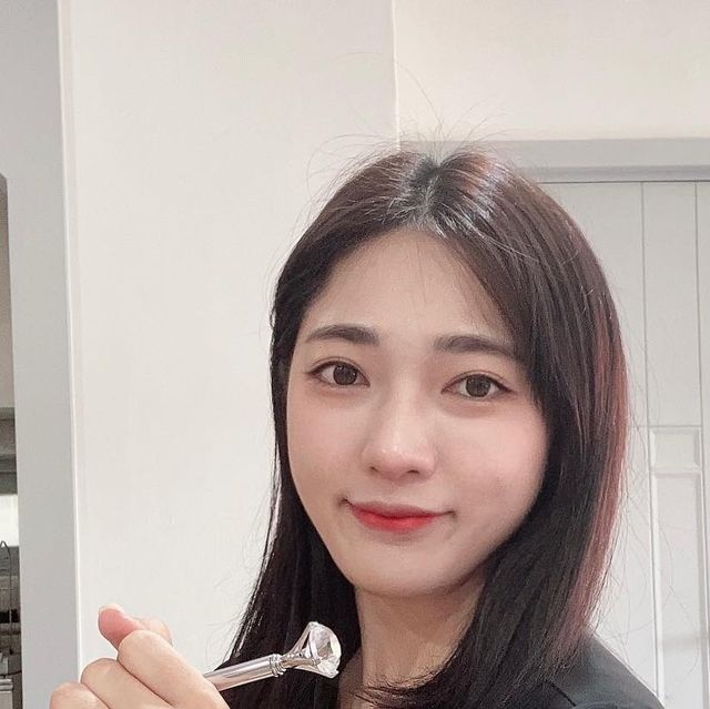 seon 🌻 on Instagram: "#광고 오랜 회사생활로 하루종일 타자를 치고 밤에는 휴대폰을 만지느라 종종 손목이 시큰거릴때가 있었는데 이 프지마손목보호대를 쓰고부터 아픔이 덜해요 :) 얇은 두