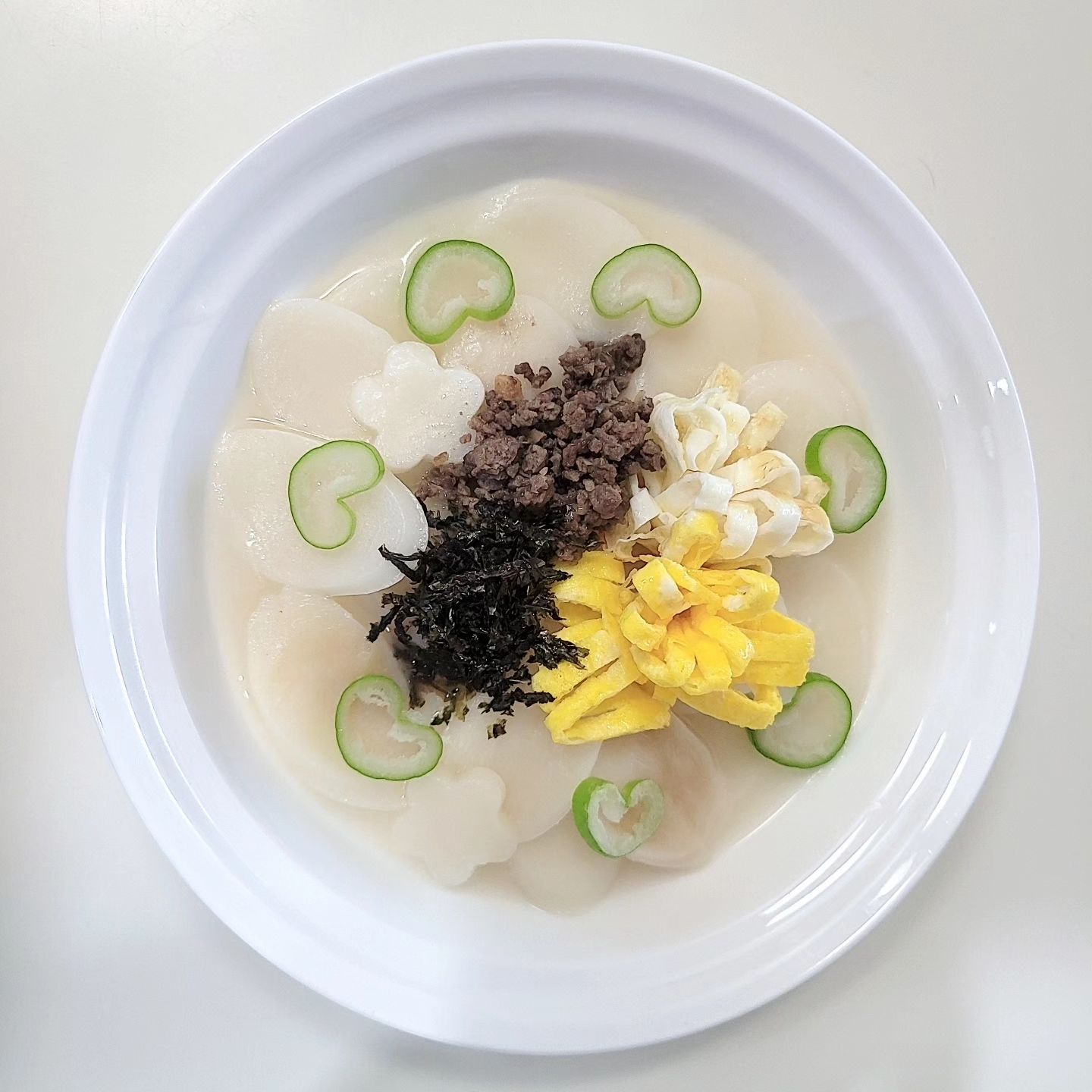 떡국끓였어요^^
딸 국물까지 완샷!ㅎㅎ
국물은 비비고 사골곰탕ㅎㅎㅎ

#떡국