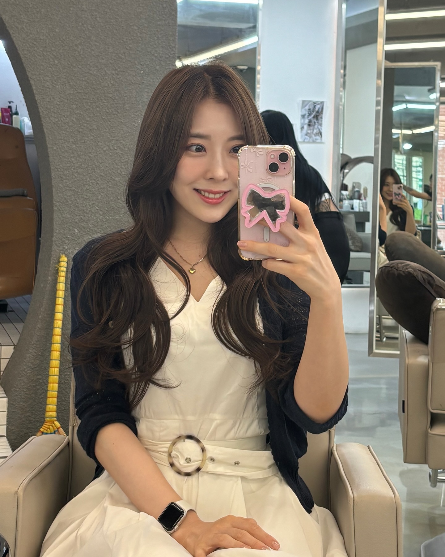 acmee__official 
머리 넘 예뻐서 사진 백장 넘게 찍었는데 겨우 골랐댜..🤍🤎
후다닥 해주셨는데도 최고🙏🏻👍🏻
요즘 무대 위에서 머리색 예쁘다는 말 자주 듣는다구요🥰
기주쌤 감사합니당😎💗
.
염색 탈색 고민이라면 아크미 대왕추천!!
Hair : acmee_gizu 
Color : Brown(탈색모)