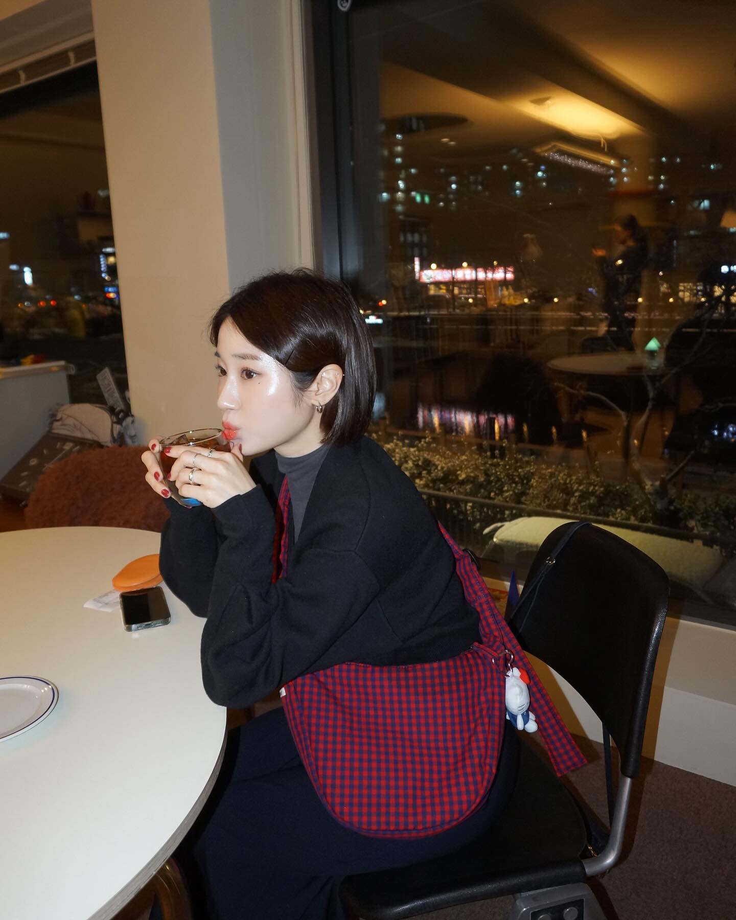 #협찬 touristseoul

꺄아❤️요즘 제 최애가방 하나 소개해드릴게요! 바로 겨울에 어울리는 패디드 투어리스트의 깅엄 숄더백이랍니다😚

저는 개인적으로 크로스백보다 숄더백을 좋아하는데 끈조절을 해서 크로스로도 연출해줄 수 있어서 더더더 좋았어요🙈

면과 나일론이 혼합된 깅엄 체크 원단을 사용하여 착용할수록 보풀이 일어나는 면 100% 소재의 단점을 보완해주었고, 제품의 전체적인 형태를 잡아주기 위해 오래 사용하여도 쉐입이 무너지지 않도록 단단한 생활 방수용 안감 소재를 사용해서 안심하고 들 수 있다는 장점까지 🤍
저처럼 키링까지 달아서 들어주시면 금상첨화라구요❤️

#투어리스트서울 #touristseoul #숄더백 #크로스백 #크로스백추천 #체크가방 #겨울가방추천 #여자가방브랜드 #여자가방추천 #크로스백코디 #가방코디룩
