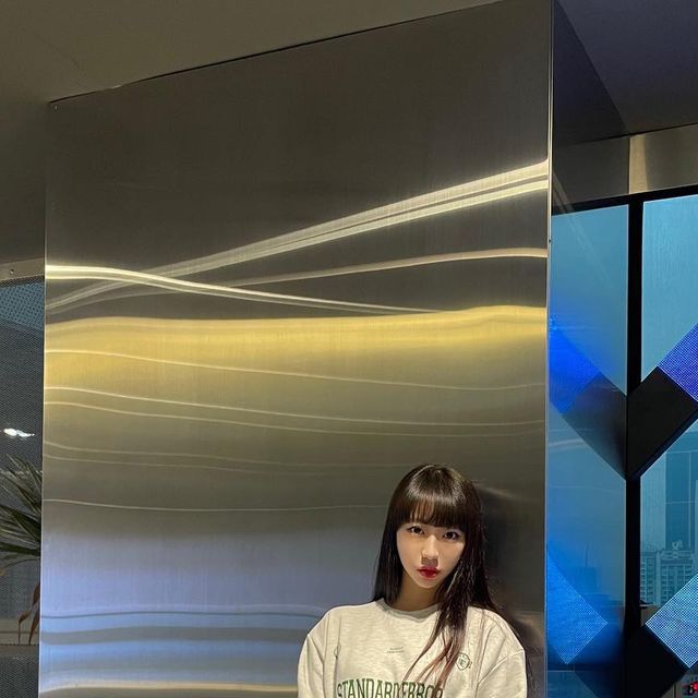 아뭉 on Instagram: "#광고 스탠다드에러에서 맨투맨을 제공받았듭니다 🤓💚 고품질 원단으로 국내에서 자체제작된 맨투맨이에오 요즘 맨날 추리닝만 입는 거 같아서 워커를 꺼내봐써요 히히