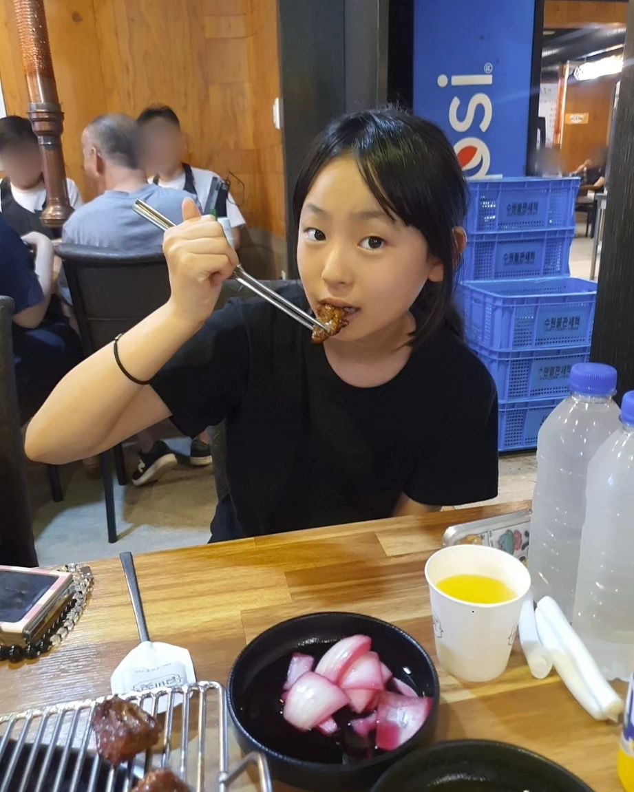 #협찬 #리뷰노트

수원하면 돼지갈비가 유명하죠~~
인계동 맛집으로 유명한 수원 돼지갈비 맛집
#마포본가 왔어요^^

주소 : 경기 수원시 팔달구 경수대로519번길 10

영업시간 : 매일 12:00~22:00

브레이크 타임 15:00~17:00

라스트 오더 21:00

수원 마포본가 주차는 가게 앞에도 주차공간 있고, 전용 주차장도 따로 있어서 자차로 오셔도 주차가 편합니다.
마포본가 역시 수원 돼지갈비 맛집인가 봐요!!
가족 외식 및 회식 장소로 수원 일대에서 유명한 맛집이라고 합니다~👍👍
수원 돼지갈비 맛집 마포본가 메뉴판
주문은 테이블에 있는 태블릿으로 주문하시면 됩니다.
돼지갈비로 승부 보는 인계동 맛집답게!!
메인은 돼지양념구이 한 가지예요~!!
식사는 물냉, 비냉, 된장찌개 있습니다.
돼지갈비 포장은 1인분에 13,000원 저렴하네요 :)
수원 인계동 맛집 마포본가의 돼지갈비는 굽는 방법에 따라 맛이 달라진데요~
직원분께서 친절하게 굽는 방법을 알려주십니다.
알려주신 방법대로 고기를 구우면 100배 맛있게 마포본가 돼지갈비를 즐길 수 있습니다~!!
밑반찬들도 다 맛있었어요~!!
반찬 셀프바는 따로 없고, 직원분께 반찬 더 달라고 하면 친절하고 빠르게 갖다주십니다.
직원분께서 알려주신 대로 구웠더니~~
존맛탱이예요~!!
상추쌈 푸짐하게 싸서 한입~~
너무너무 맛있는 수원 돼지갈비 맛집 인정!!
낭군님은 물냉파~~
저는 비냉파입니다 ㅋㅋ
제가 냉면 별로 안좋아하는데 여기 냉면은 진짜 맛있네요~~!!
식사 냉면인데 양이 푸짐합니다.
맛있는 돼지갈비와 냉면을 착한 가격으로 즐길 수 있는 #마포본가
수원내에서 인기가 많아 오늘같은 주말에는 대기가 많아 웨이팅 하는 손님들이 많이 있었는데 평일에는 편하게 오셔서 드실 수 있으며 대기하더라도 대기가 길지 않대요^^
지수는 삼겹살 안먹고 갈비 좋아하는데 맛있다고 잘먹었어요🥰
각종 모임하기 좋은 수원 맛집 마포본가 추천해요❤️
평일 5인 이상부터 예약 가능하며 주말, 공휴일은 예약 불가 하다니 참고하세요^^

.

#수원돼지갈비맛집 #인계동맛집 #수원맛집 
#돼지갈비 #마포본가