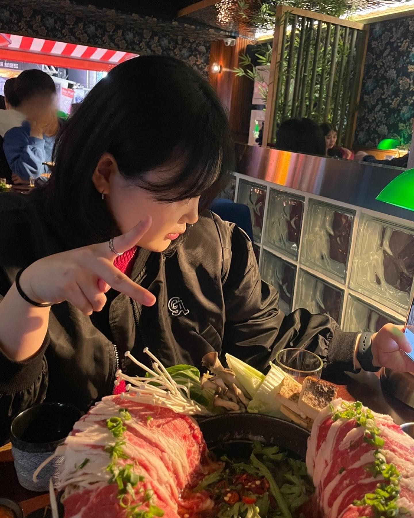 뒷사람얼굴 가리기 스킬은✌🏻