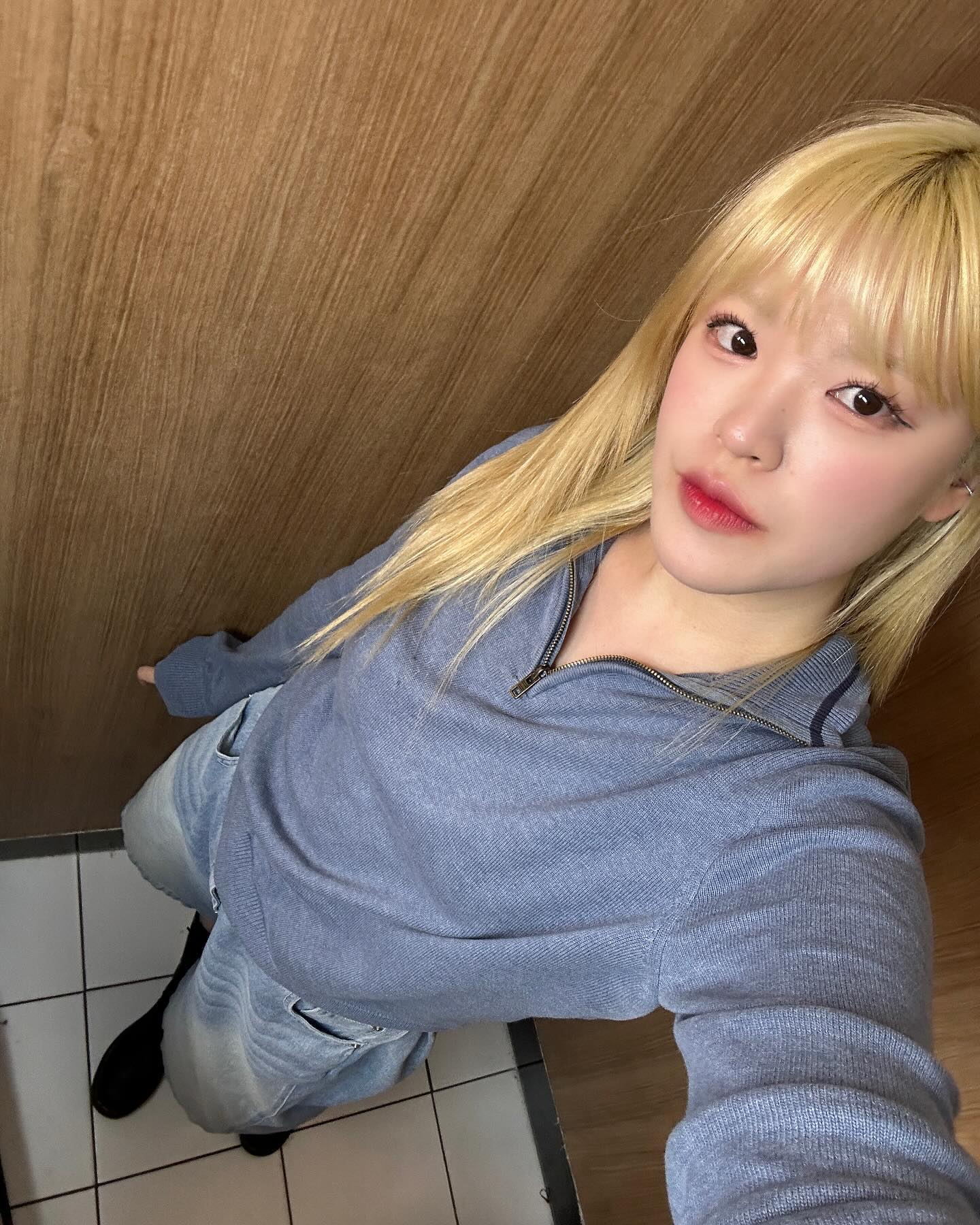 그때 그랬다면 뭔가가 달랐을까?

라는 생각은 전혀 안든다

의미 없는 행동과 말은 하지 않는 지금의 나로 꾸준히 달릴예정
새해 복 많이 받고 2024년 행복하기☘️

-

#데일리룩 #데일리패션 #데일리코디 #탈염색 #탈색 #염색 #백금발 #금발 #패션계정 #패션소통 #패션계정맞팔 #패션계정소통 #패션맞팔 #오오티디 #좋반 #좋반테러 #좋테반사 #ootd #fashion #fashiongram #dailyfashion #hairstyles #haircolor #연남동미용실 #vintage