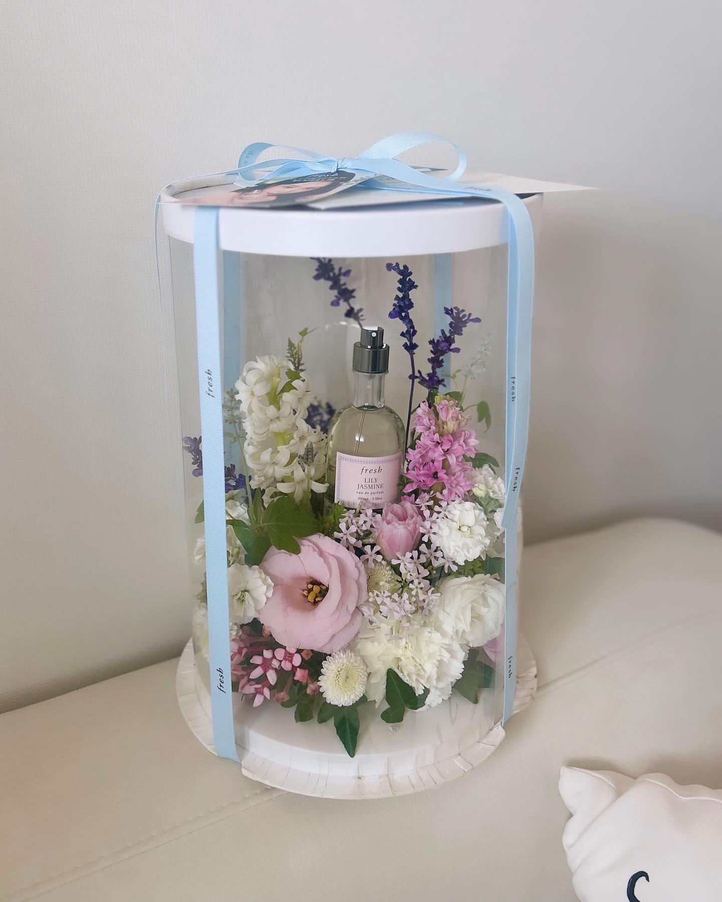 #광고 
예쁜 생화와 함께 도착한 프레쉬의
NEW 시그니처 프래그런스 '릴리 자스민 오 드 퍼퓸' 🌷
보자마자 행복해지는 모먼트 아니냐궁,,🫧

프레쉬 글로벌 앰버서더 조이와 함께한 캠페인 화보도
공개되었는데, 조이의 몽환적이면서도 사랑스러운 무드가
찰떡인거 같지 않나요 ㅎㅎ

릴리 자스민 오 드 퍼퓸은 매혹적인 프레쉬 플로럴 향으로
몽환적인 라벤더와 투명한 느낌의 자스민 노트가 조합된
프레쉬함을 느낄 수 있는 향수인데요! 특히나 잔향이 너무 죠움!
하루를 생기있게 보낼 수 있게 해주는 제 애정템이랍니다 :) 💗

제가 소개해드린 ‘릴리 자스민 오 드 퍼퓸’은
프레쉬 공식몰과 전국 백화점 매장 등
프레쉬 온,오프라인 매장에서 만나 보실 수 있어요!

with freshbeautykorea freshbeauty 🩵

#프레쉬 #릴리자스민 #은방울꽃향수 #조이향수 #향수추천